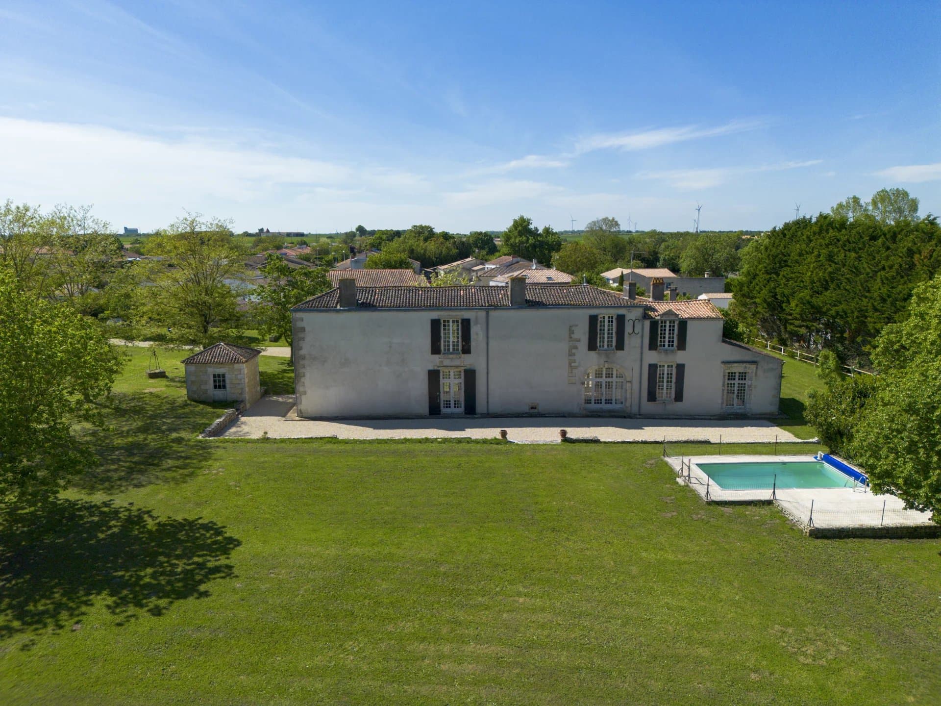 Wonderful 17th century property with outbuildings in Angliers