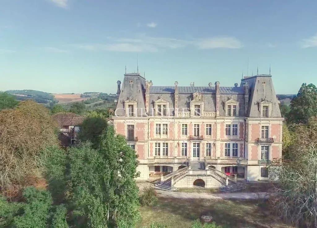 Château historique du 19ème siècle avec 68 ha + lac, bois, piscine et court de tennis