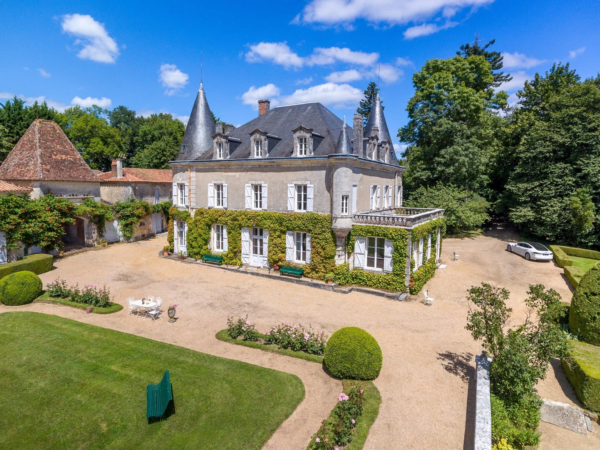 Près de Brantôme - charmant château caché dans les bois