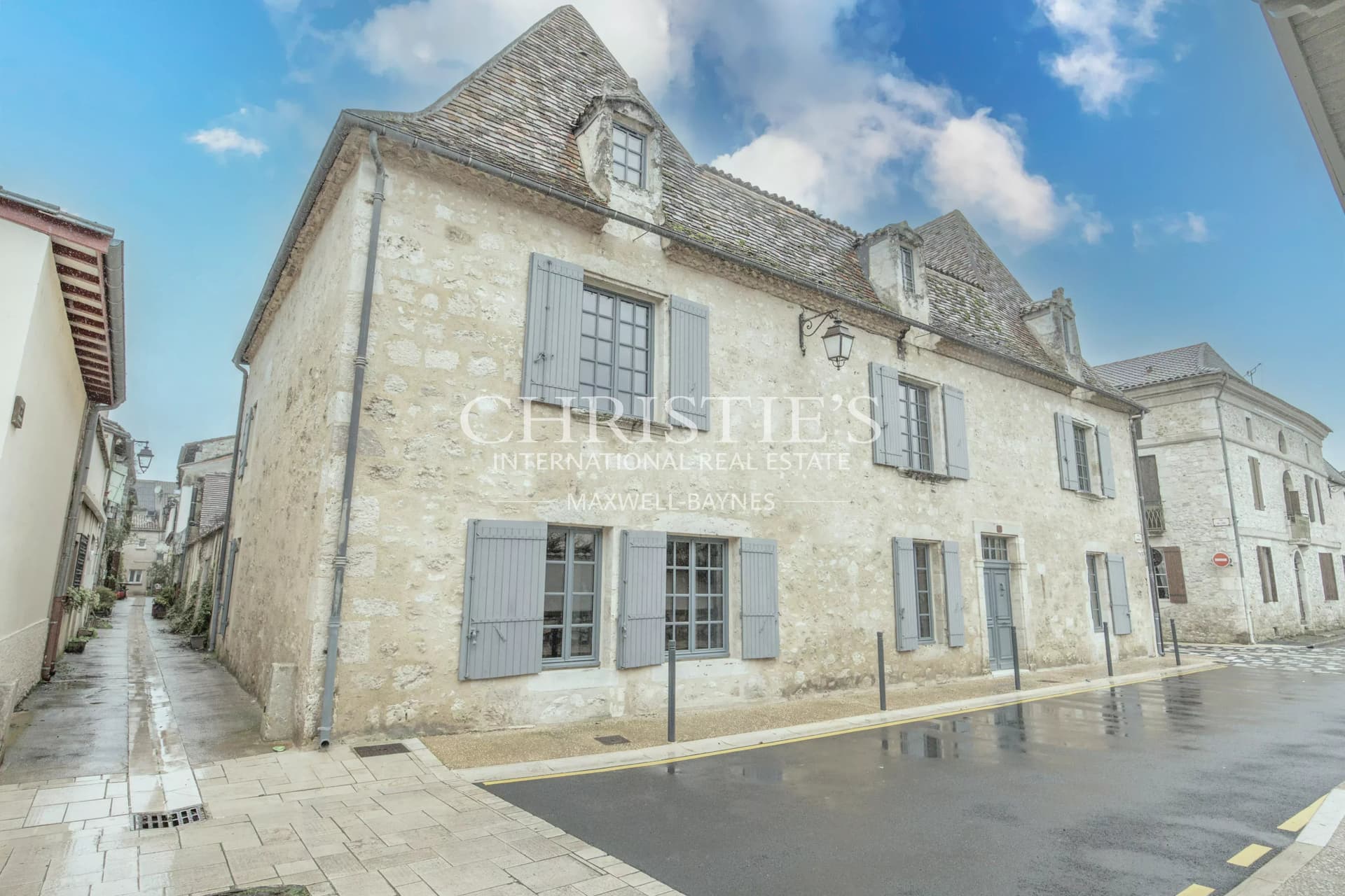 Une demeure de ville exceptionnelle du XVe siècle située au cœur d’un village médiéval vivant