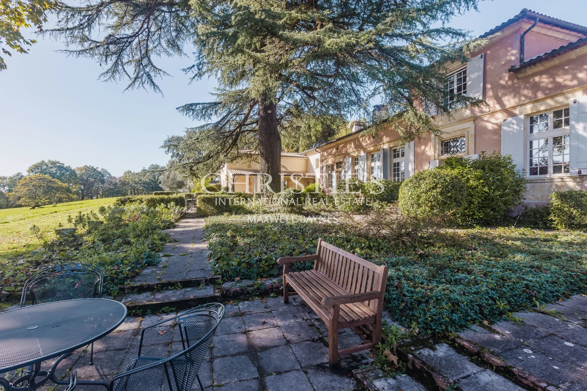 Elegant historic chartreuse at the heart of an 8.5 hectare estate, just outside Bordeaux
