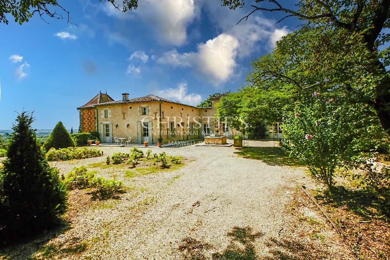 Vente Splendide château avec vues superbes et piscine chauffée