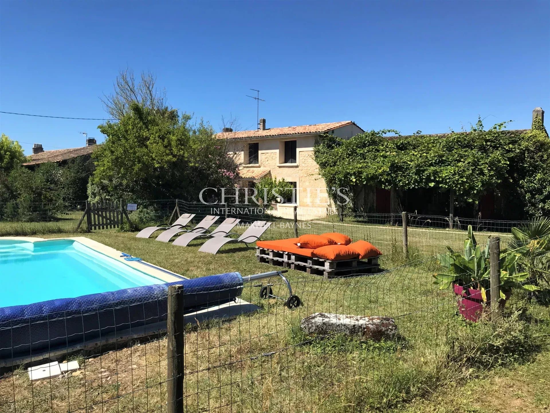 Charming property near Libourne: Girondine house, outbuildings and organic vines