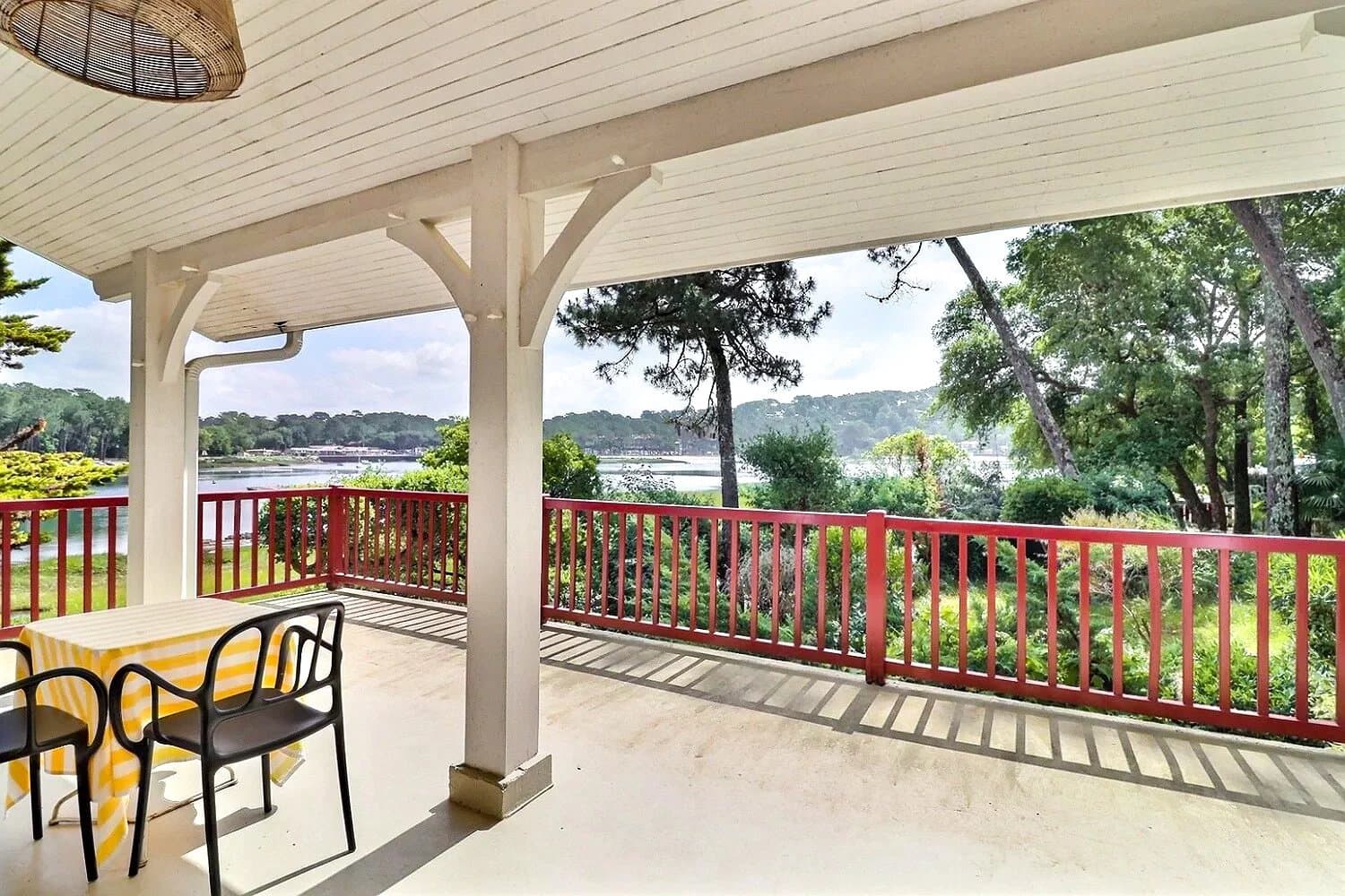 HOSSEGOR LAKE – A SUPERB 5/6-BED VILLA