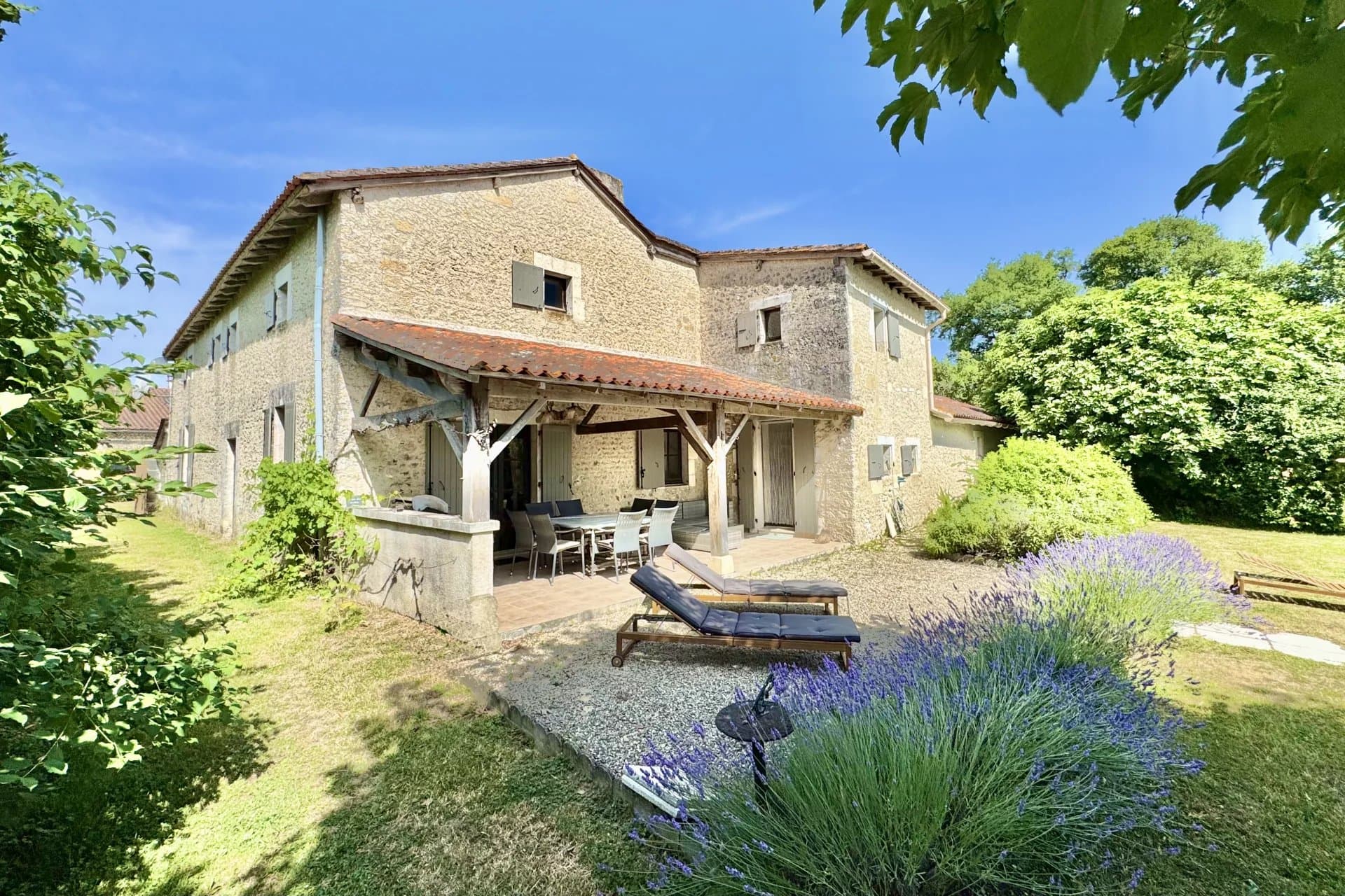 Maison de caractère avec grange, piscine et jardin paysager dans un hameau paisible
