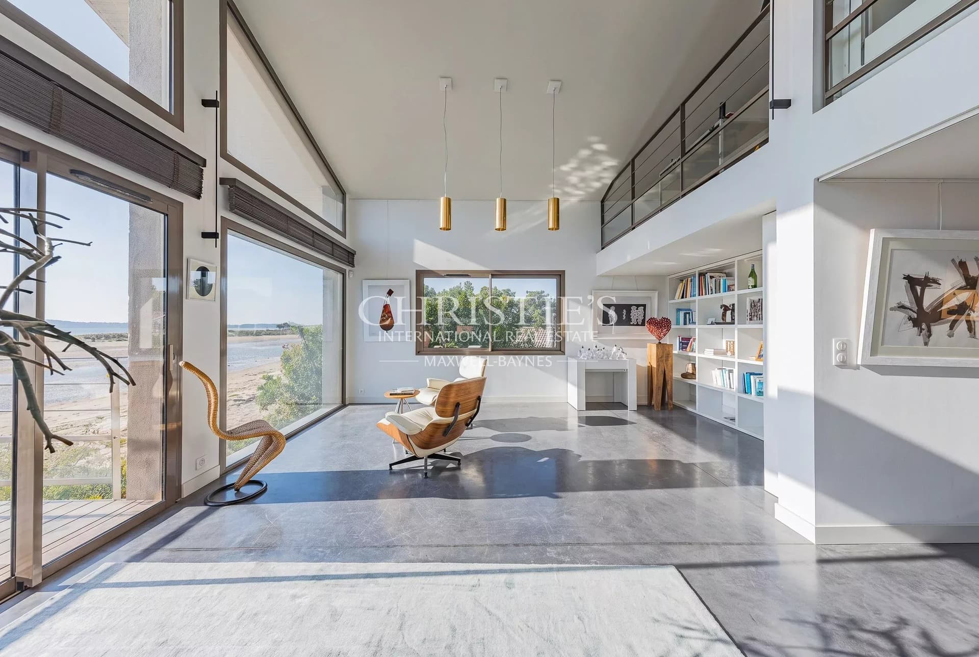 In the heart of Cap Ferret, in a first-line position, with a swimming pool and lift.