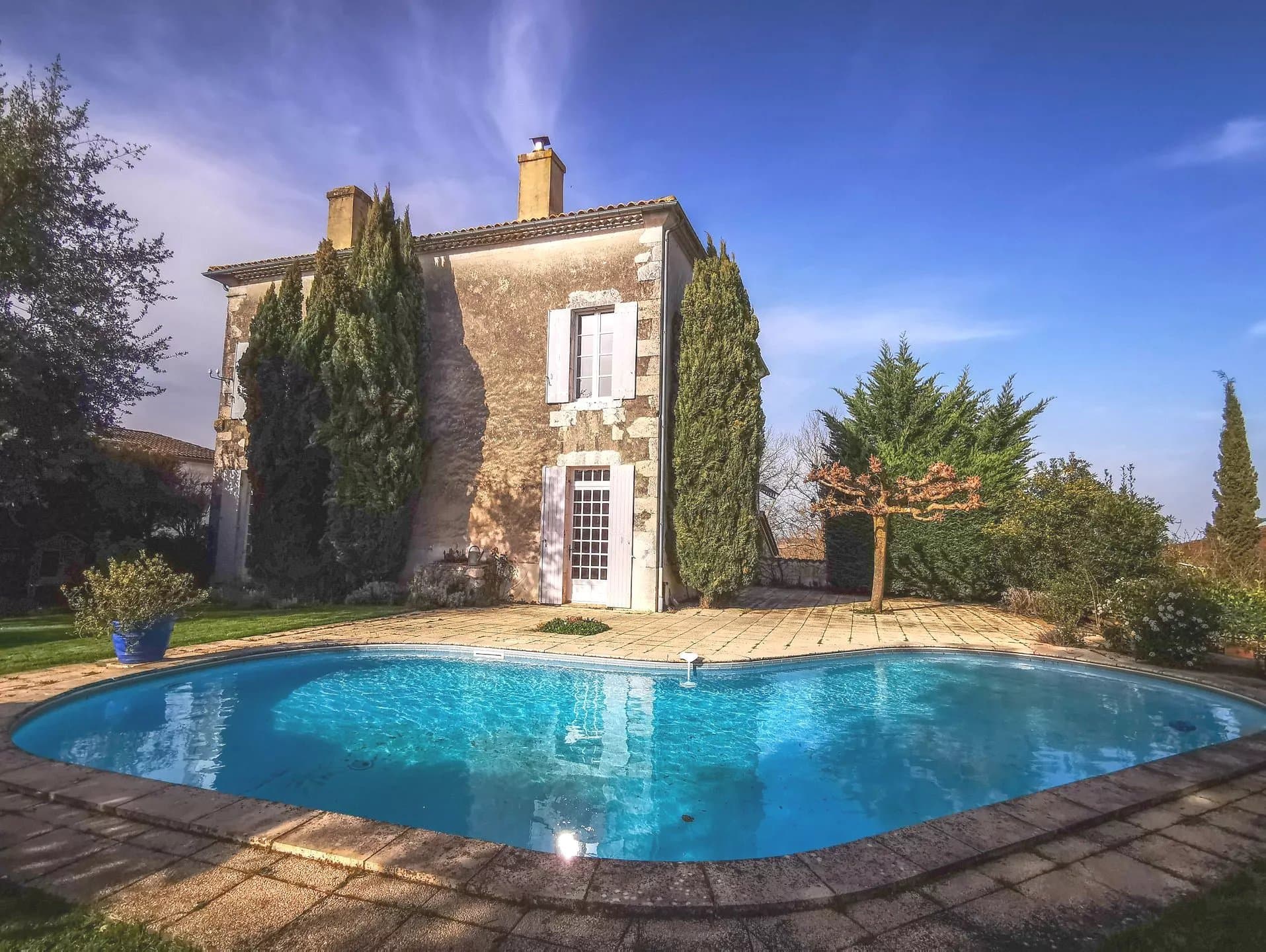 Maison de ville avec Logement pour gardien, piscine et jardin.