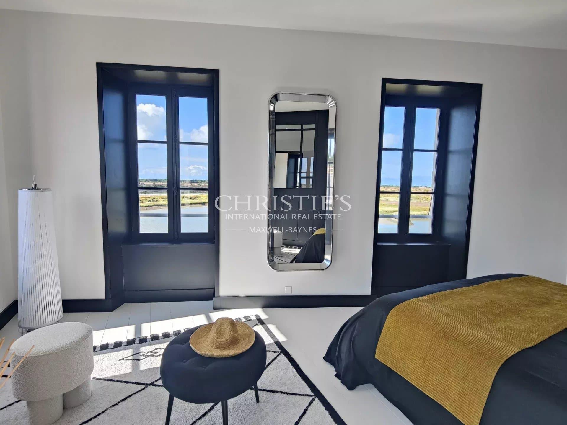 LOIX-EN-RE - STUNNING VILLA WITH PANORAMIC VIEWS OF THE MARSHES AND THE OCEAN