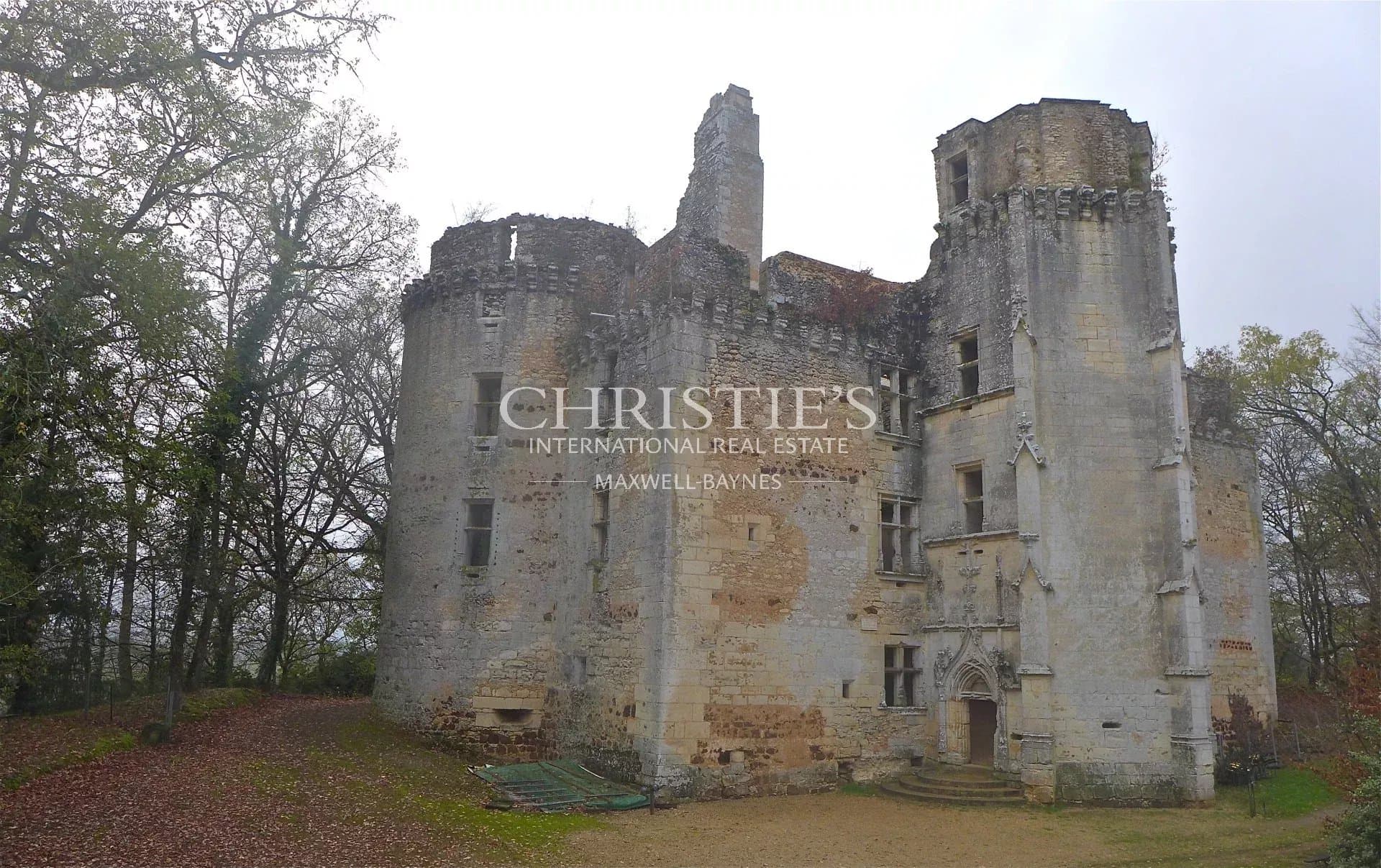 Château exceptionnel en Dordogne dans son jus à restaurer