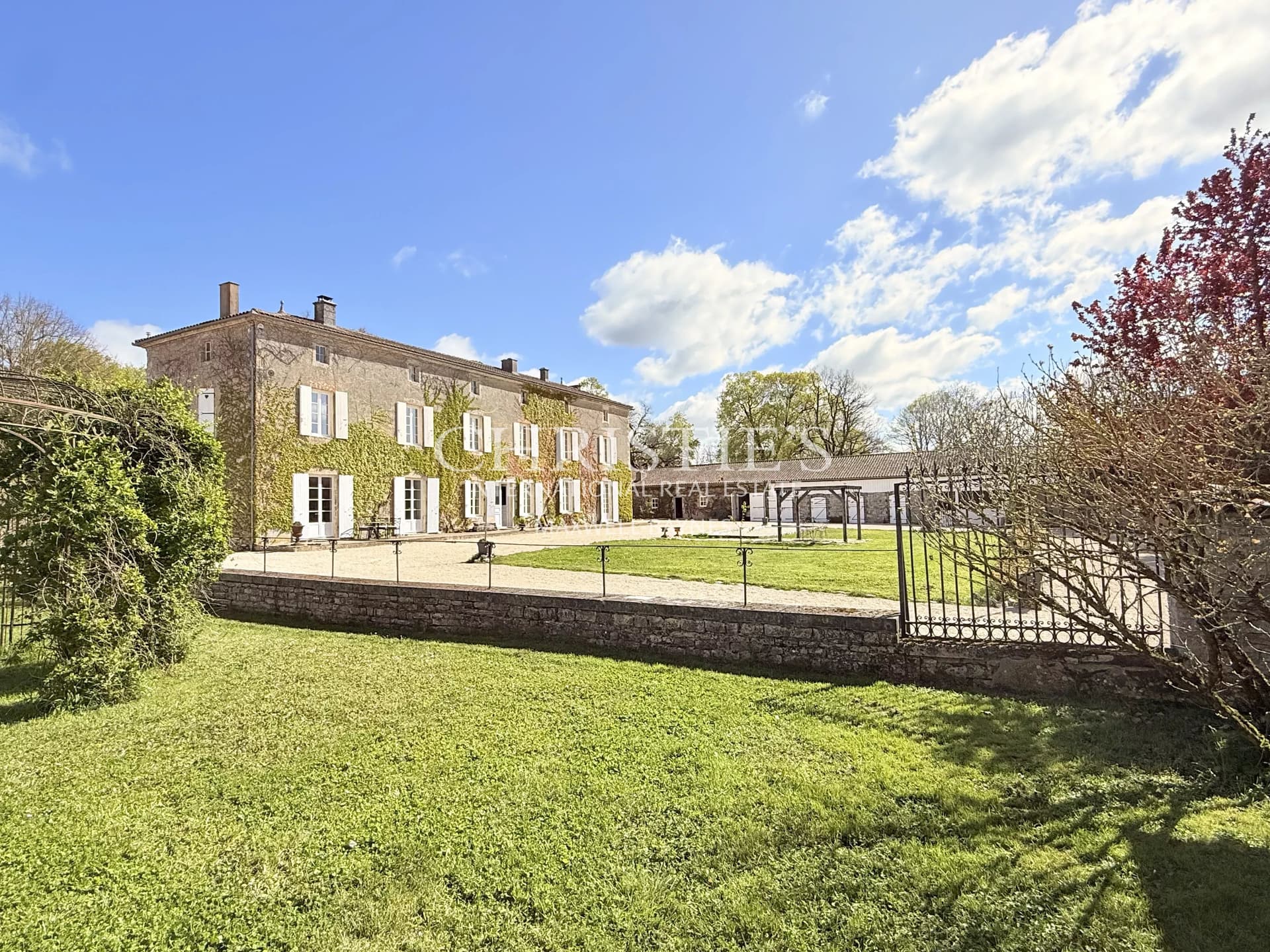 Propriété de caractère avec piscine, dépendances et terrain clos