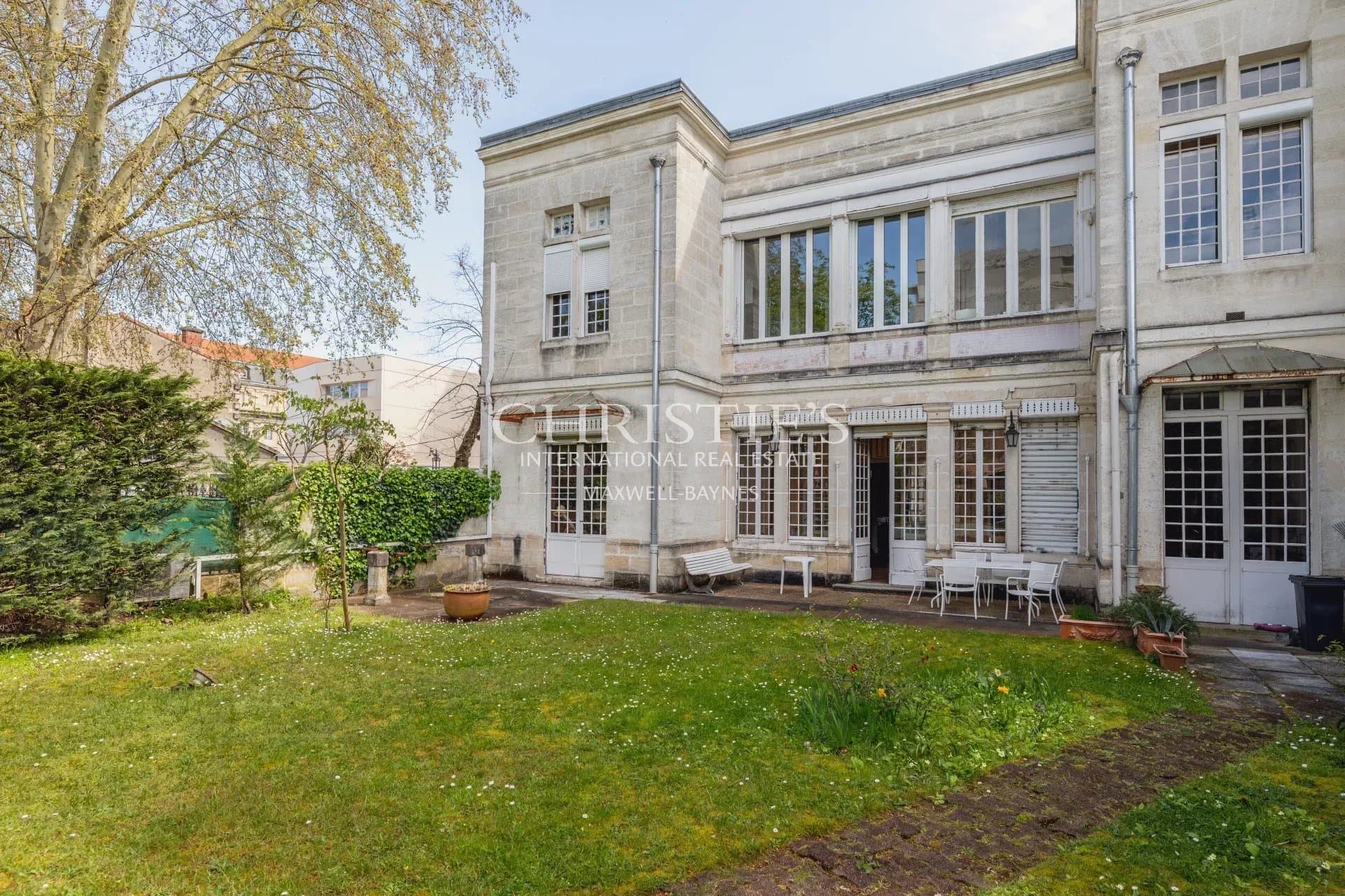 Bordeaux – Saint-Genès | Private Mansion to Renovate with 550 m² Garden and Pool