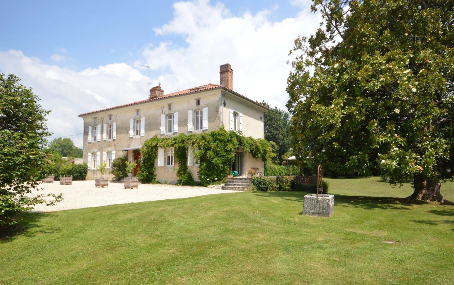 A CHARACTER PROPERTY SET IN OVER A HECTARE. 35 MINUTES FROM THE LANDE REGION’S RENOWNED BEACHES.