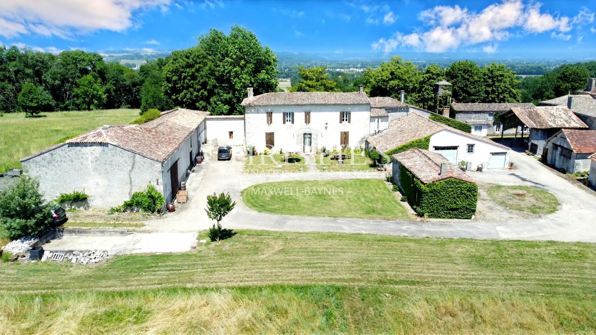Propriété de 18 hectares avec vue dominante, maison de maître et gites - superbe potentiel !