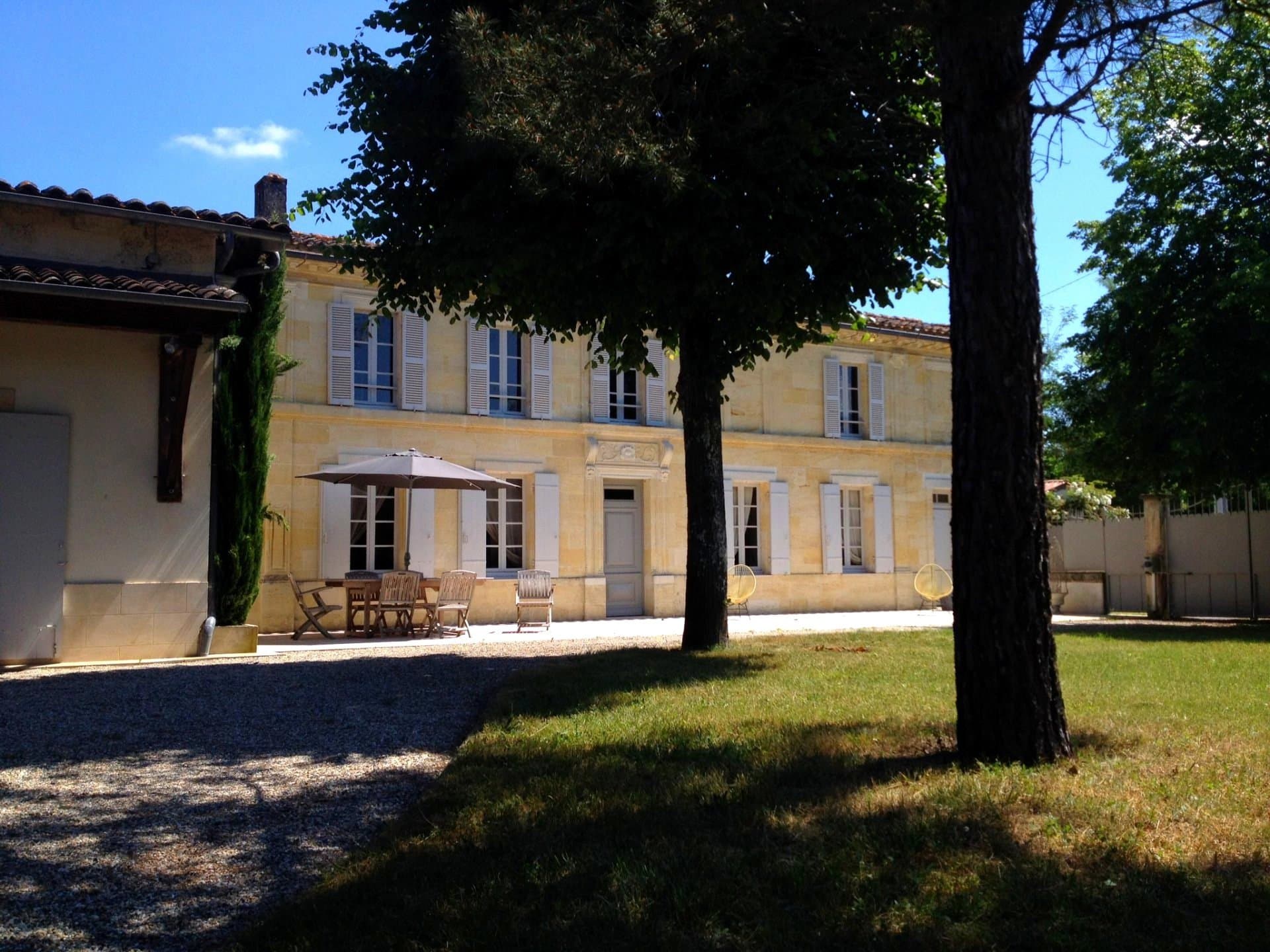 Très belle maison entièrement rénovée avec son grand parc proche de Libourne