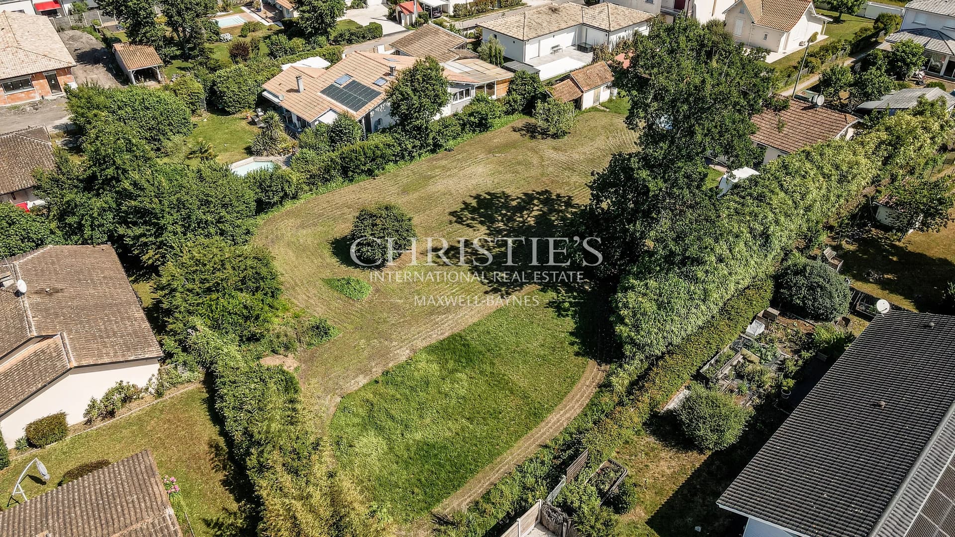 ANDERNOS, CLOSE TO THE TOWN CENTER, LARGE 2,184 m² PLOT OF LAND.