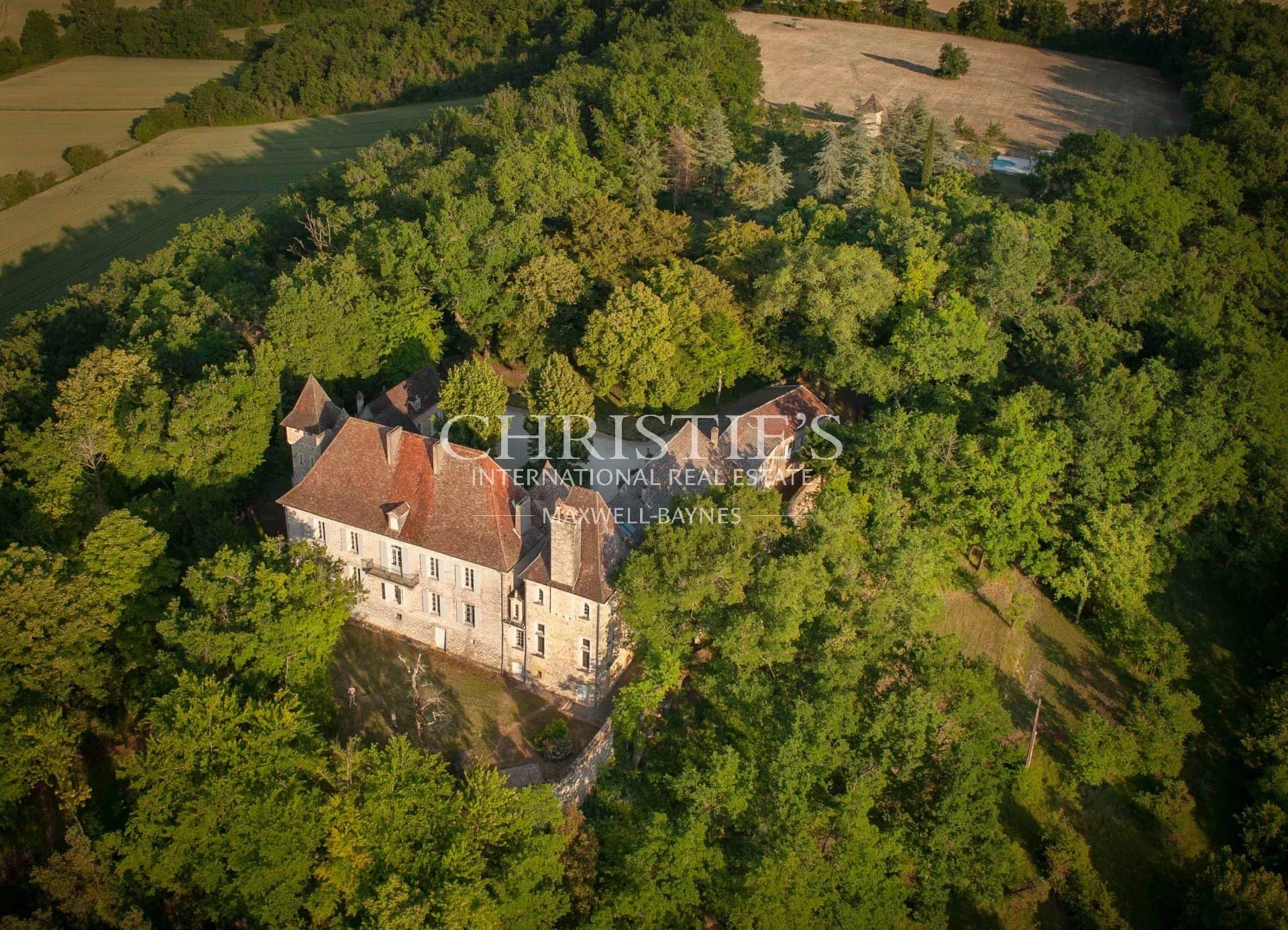 Un château exquisément turretté situé au milieu d'une campagne à couper le souffle
