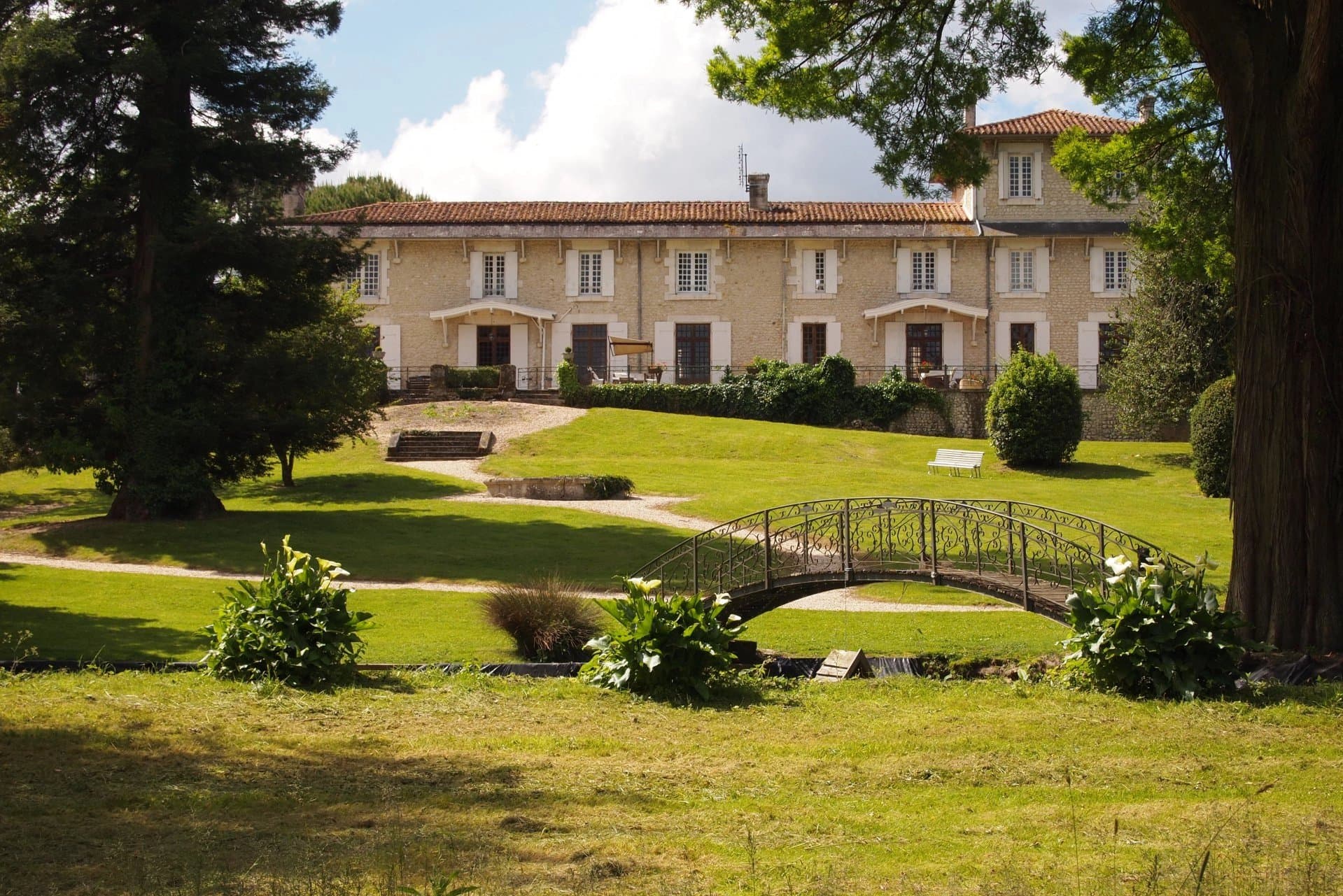 Un Manoir magnifique a deux pieds de Chalais et vues impressionantes
