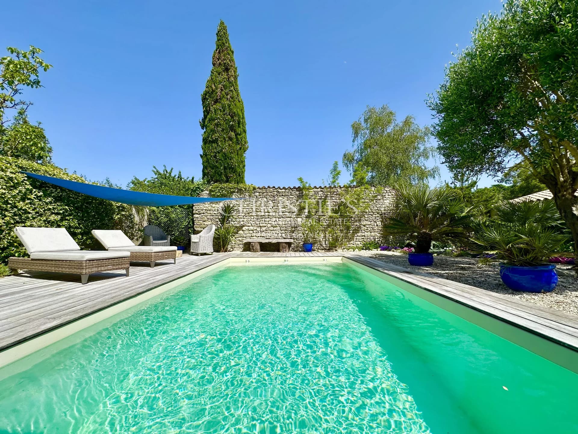 A stunning single-storey house with a swimming pool