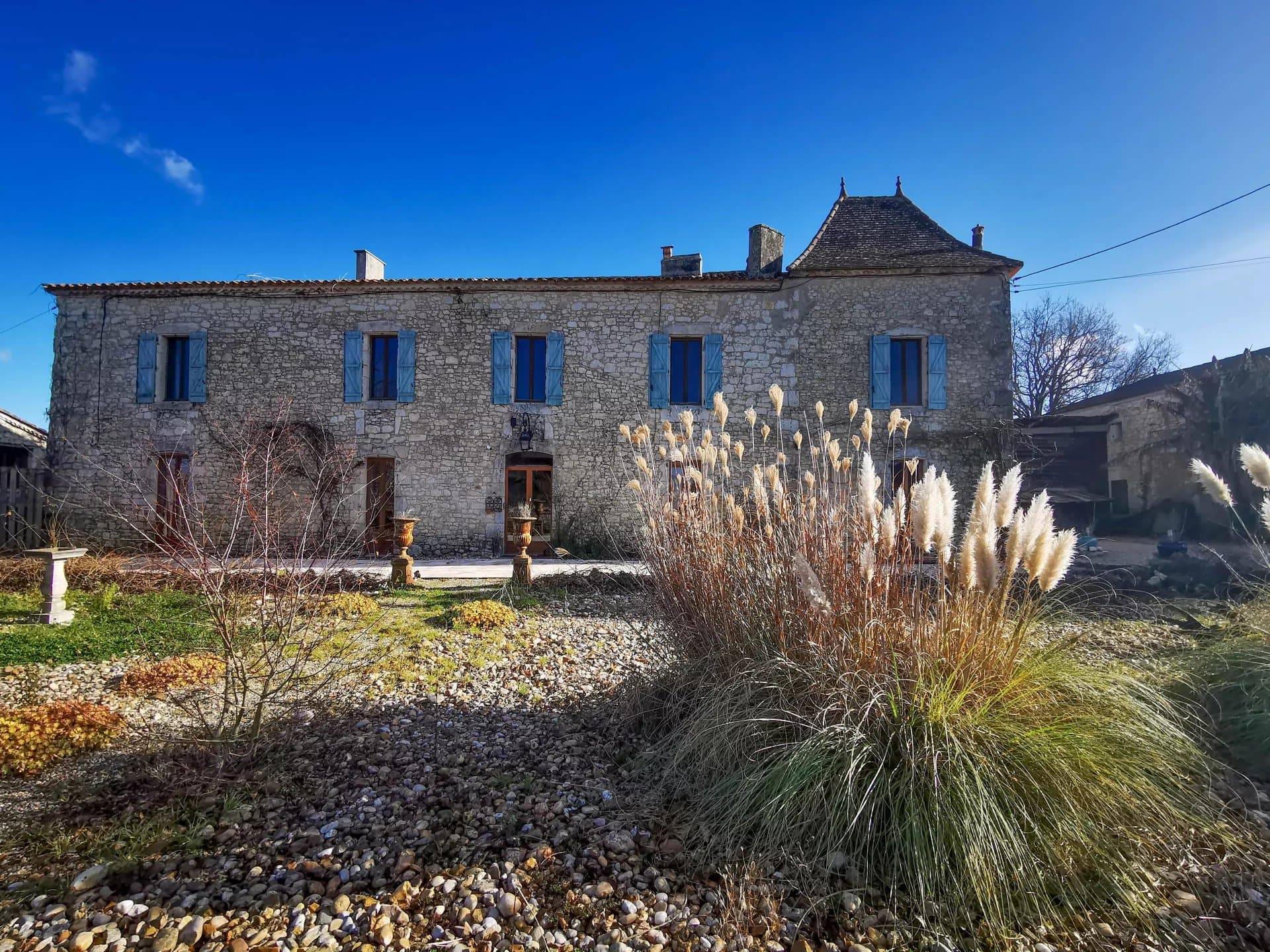 Château avec grange, piscine et 5 ha de terrain situé entre Bordeaux et Bergerac