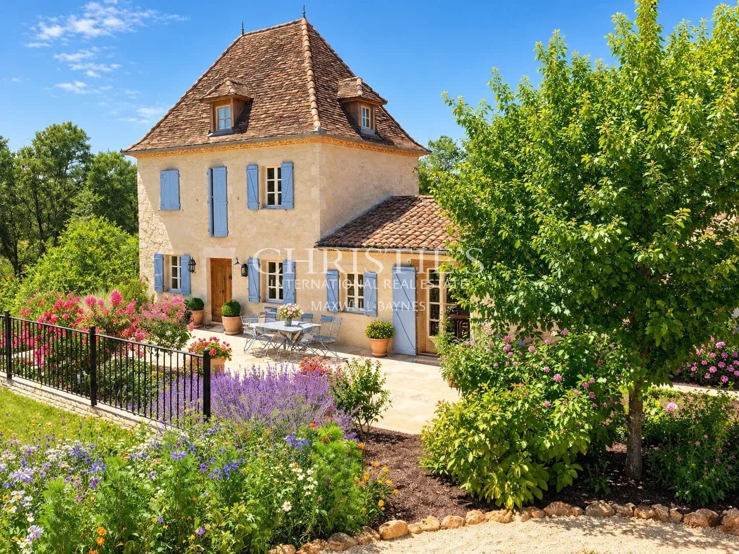 Renovated country house with pool in private rural setting