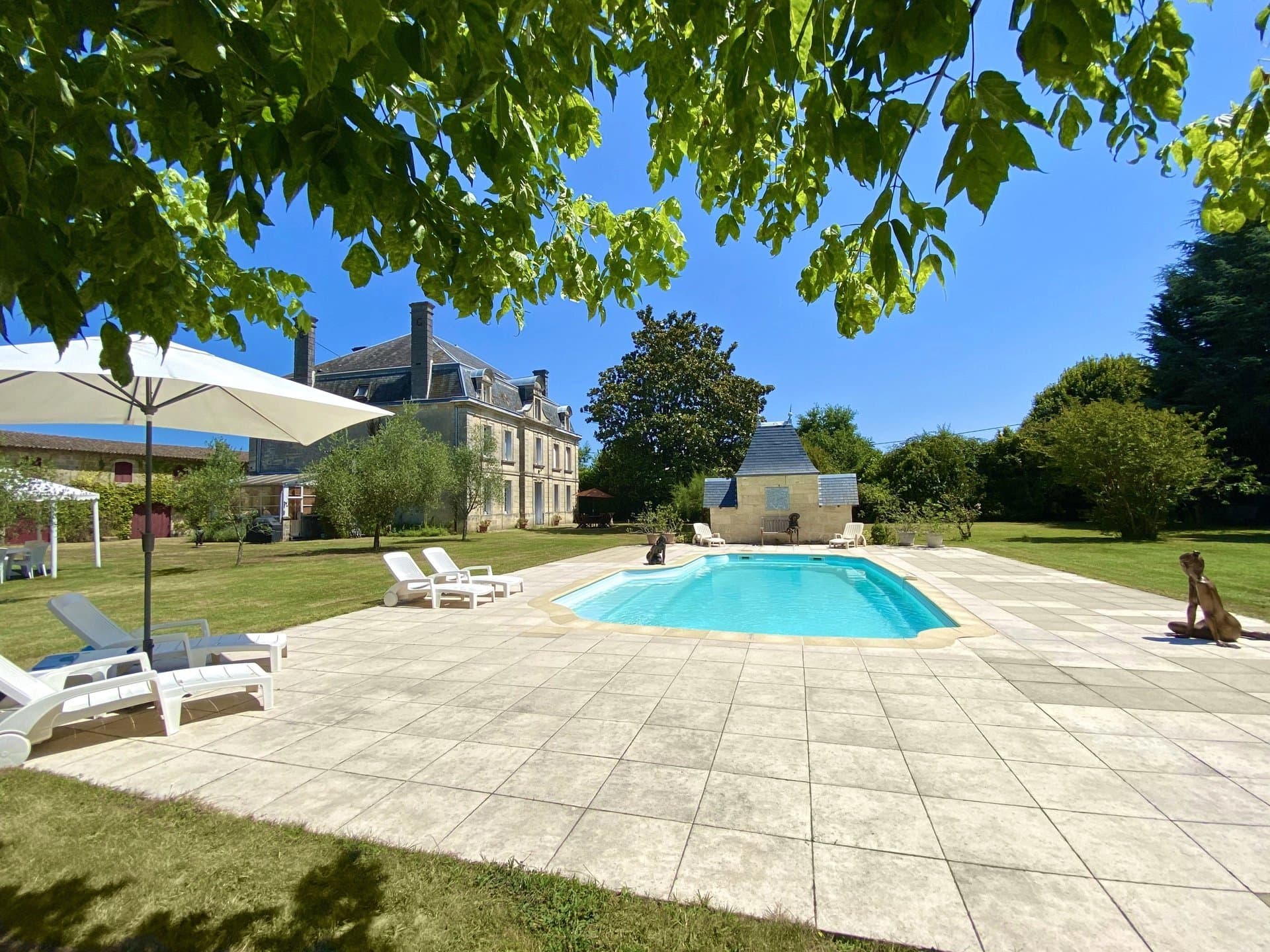 Beau manoir du 19ème, piscine et dépendances