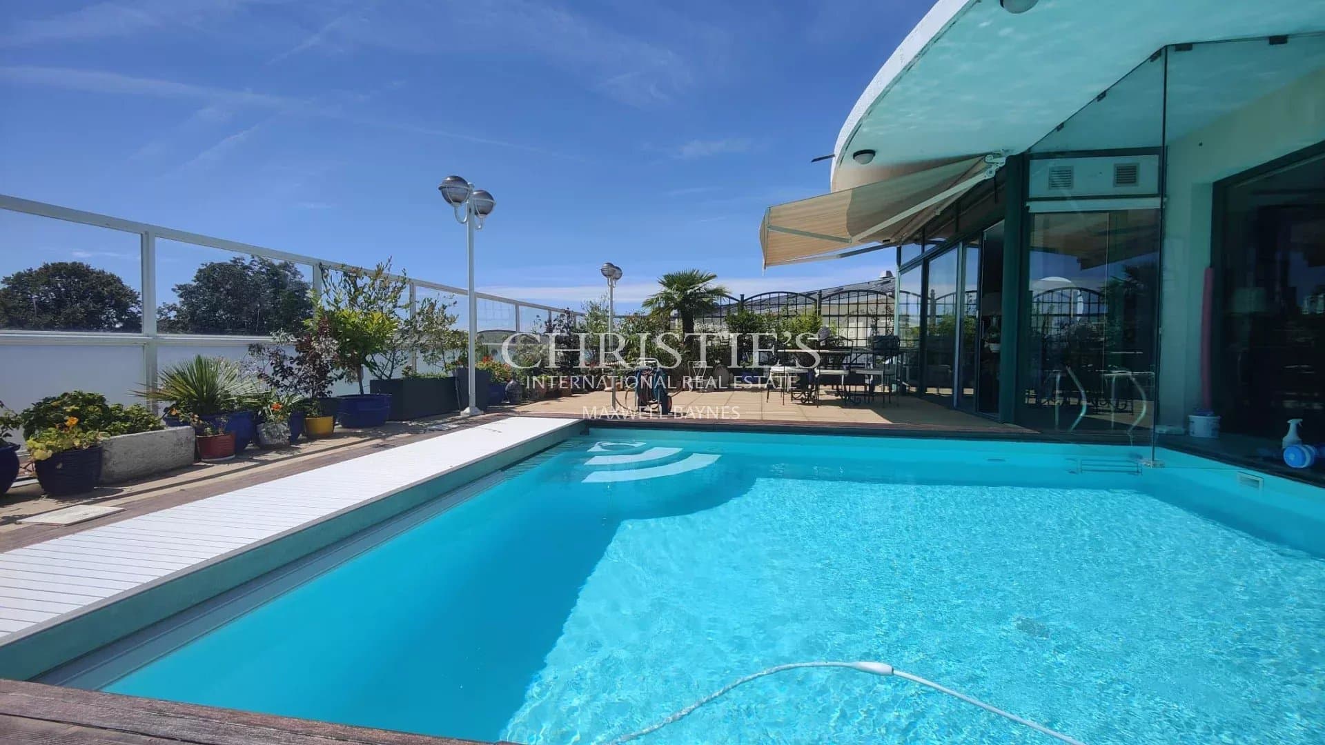 Flat with a Large terrace and swimming pool in La Rochelle