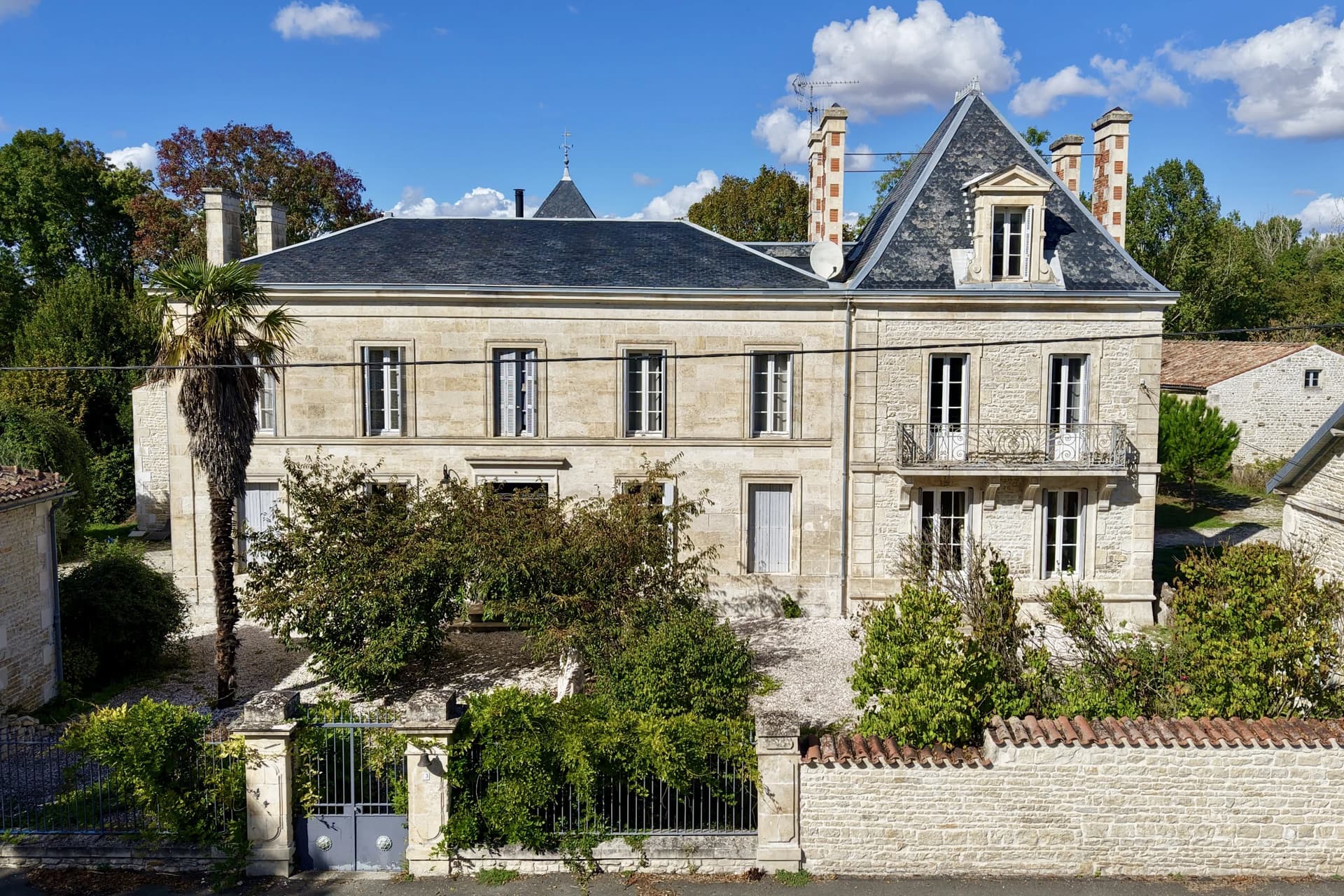 A CHARACTERFUL CHÂTEAU TO BRING BACK TO LIFE