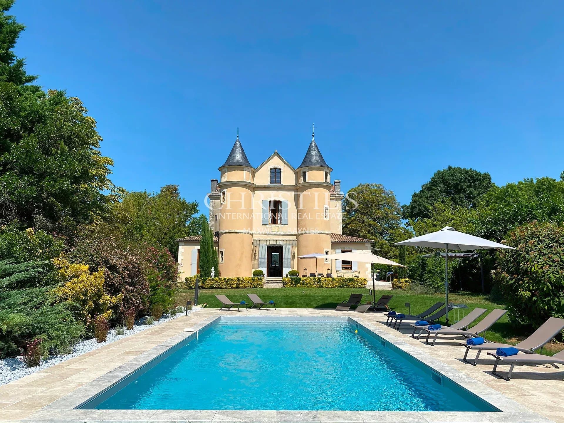 Petit château avec piscine et grange entre Bergerac et Bordeaux