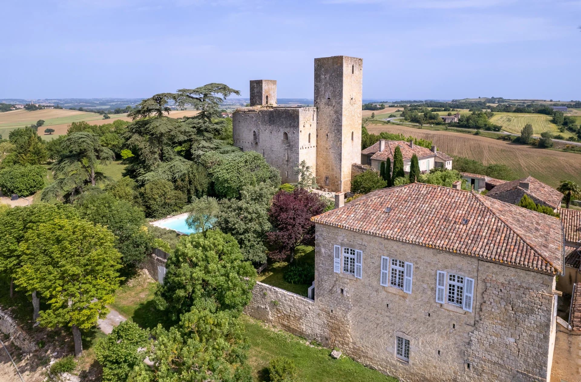 Vente Château médiéval historique avec deux maisons séparées et une vue imprenable.