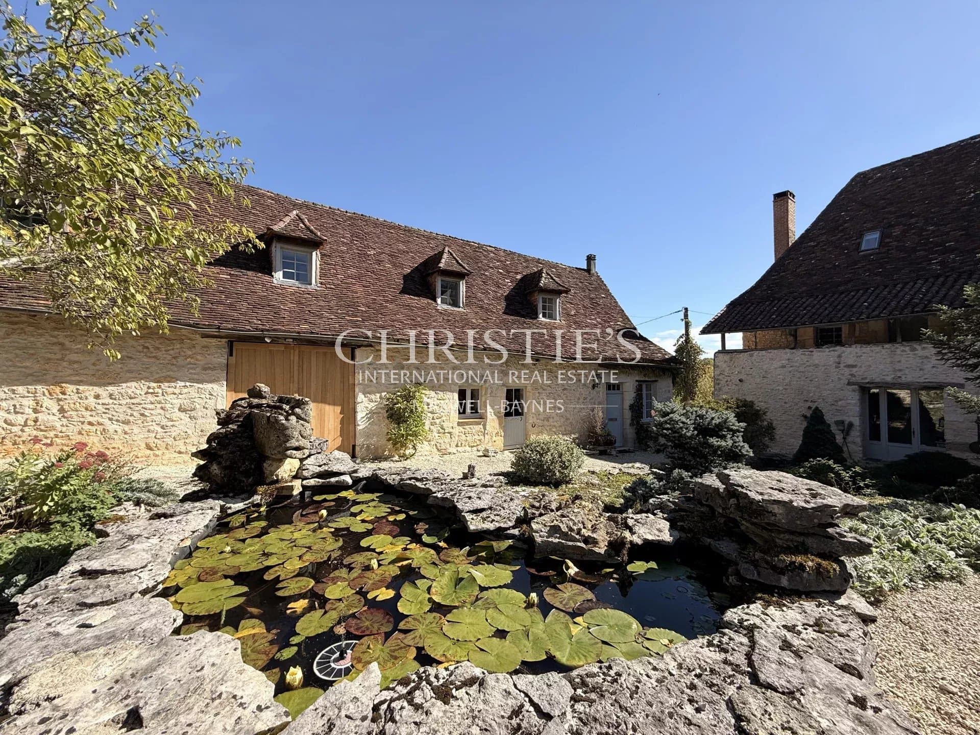 Un domaine de charme avec 2 gîtes et piscine sur 5HA!