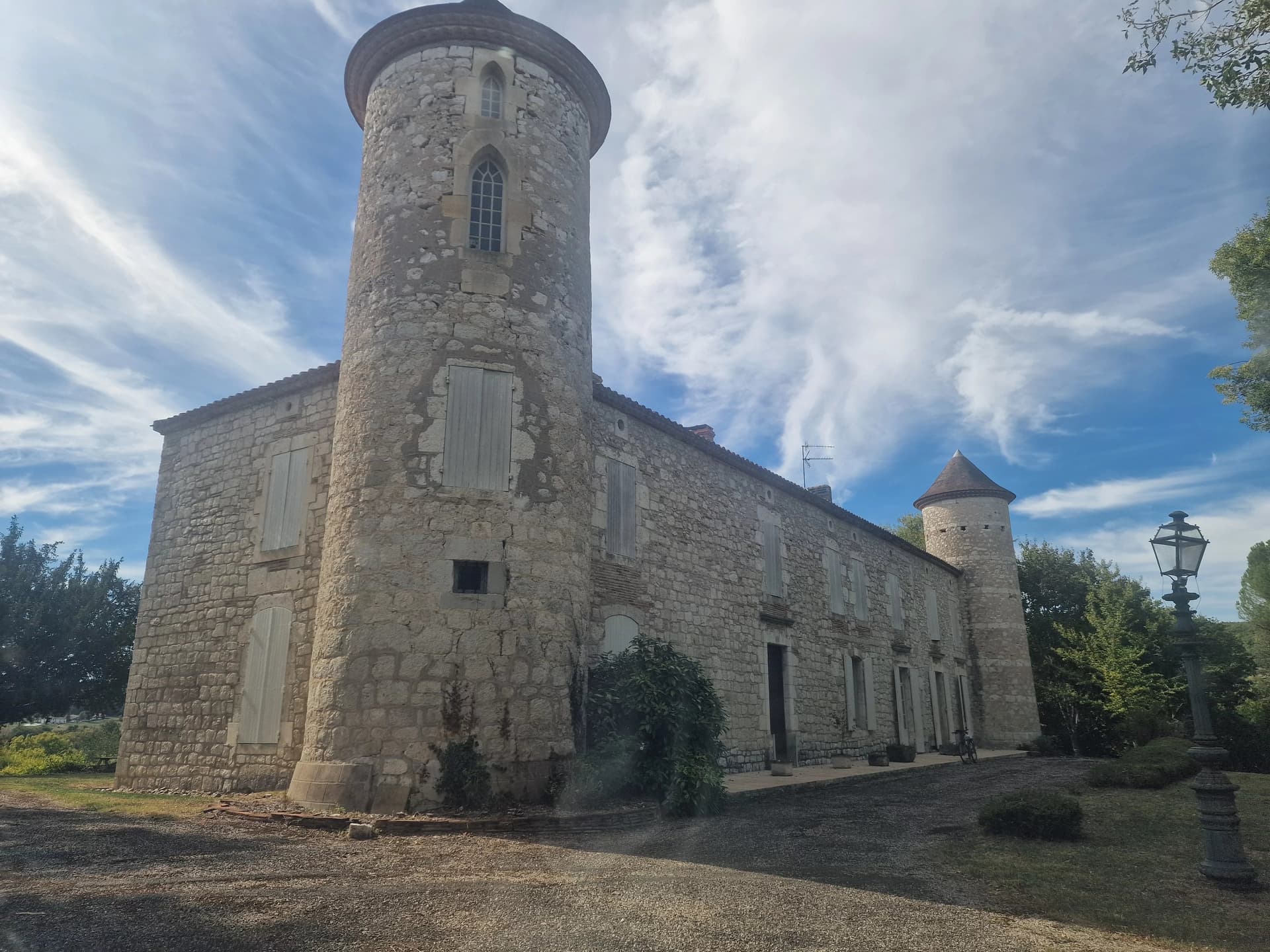 Un manoir saisissant avec des tourelles classiques, niché au cœur de 13+ hectares de bois privés.