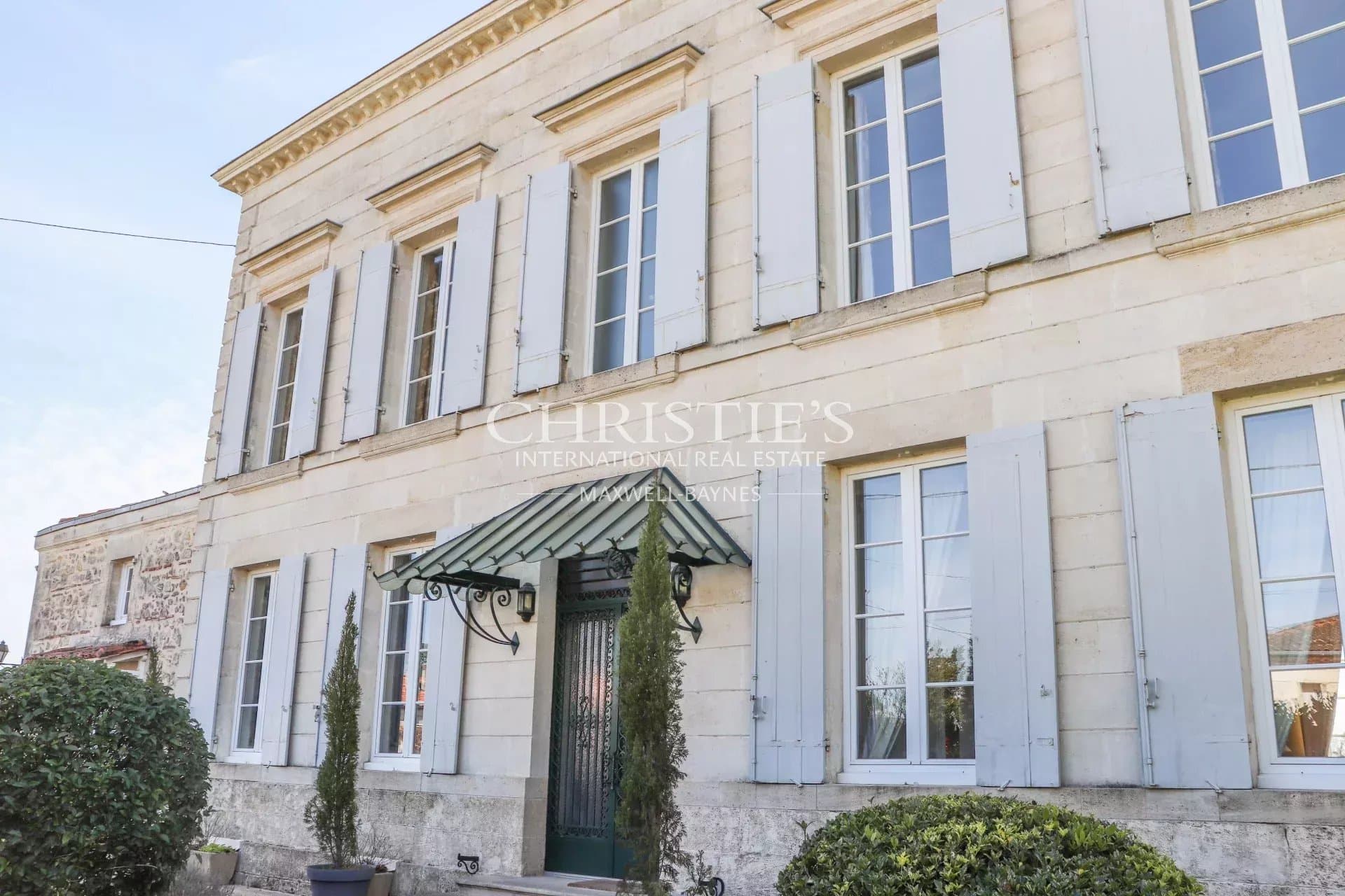 Maison de Maître avec piscine, dans un village dynamique pres de Marmande