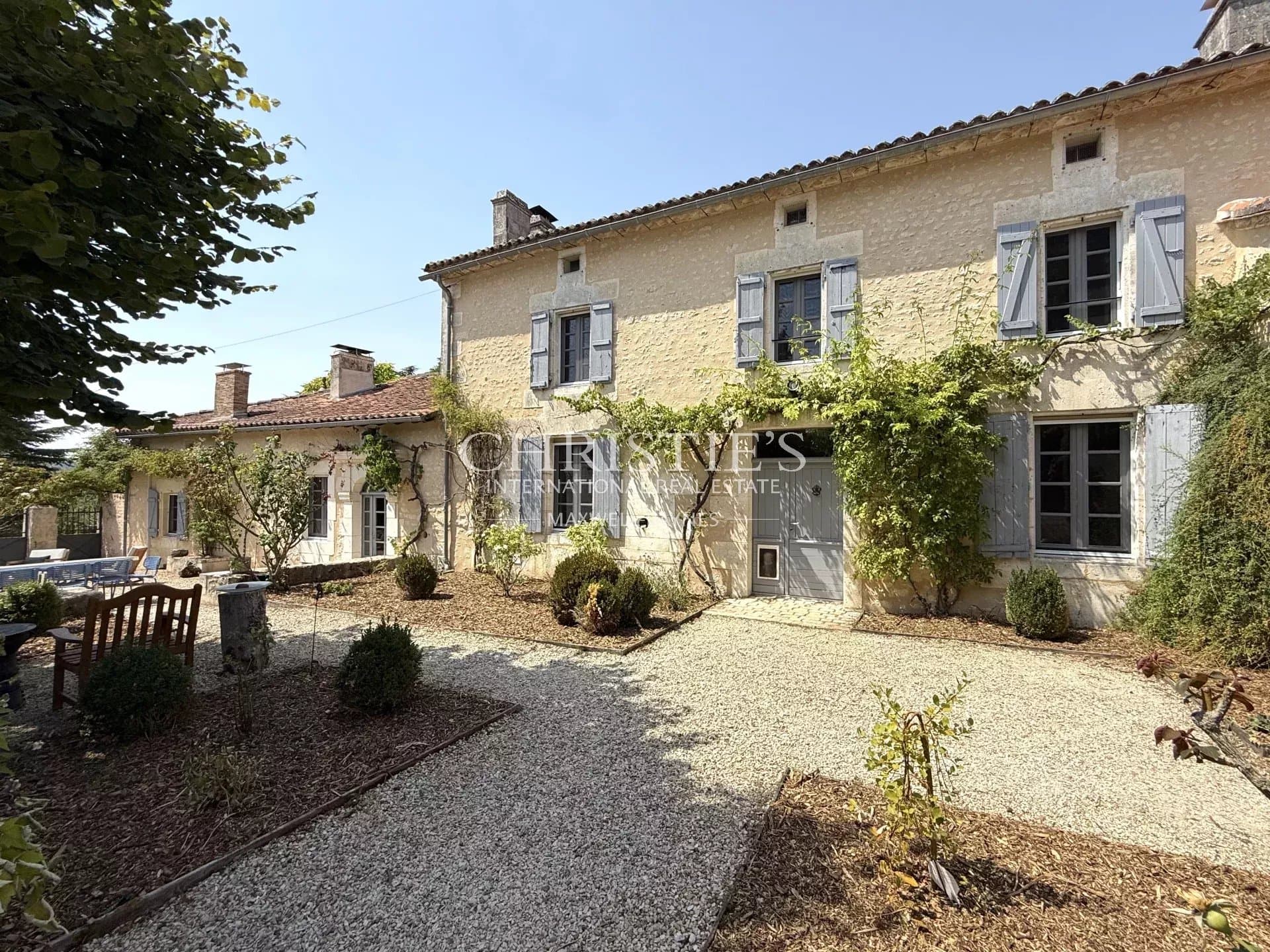 PROPRIÉTÉ D’EXCEPTION AVEC VUE IMPRENABLE SUR LE CHÂTEAU DE VILLEBOIS-LAVALETTE