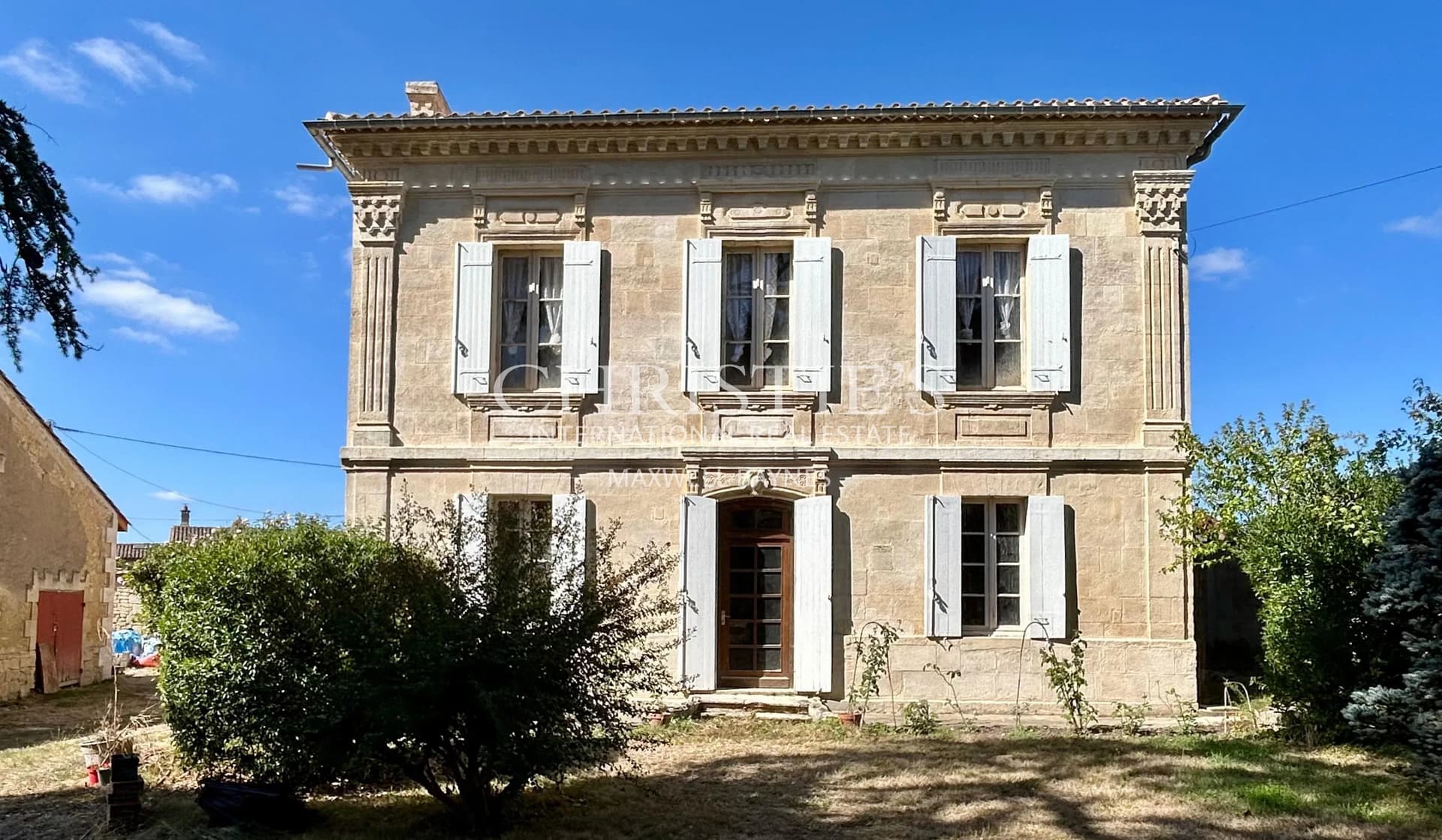 In the heart of the Entre-Deux-Mers – Girondine house with outbuildings for renovation