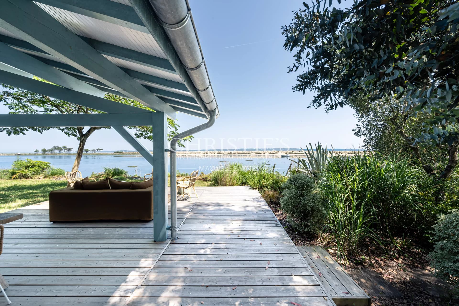 In the heart of Cap Ferret, beachfront property with 5 suites, overlooking the Mimbeau lagoon.