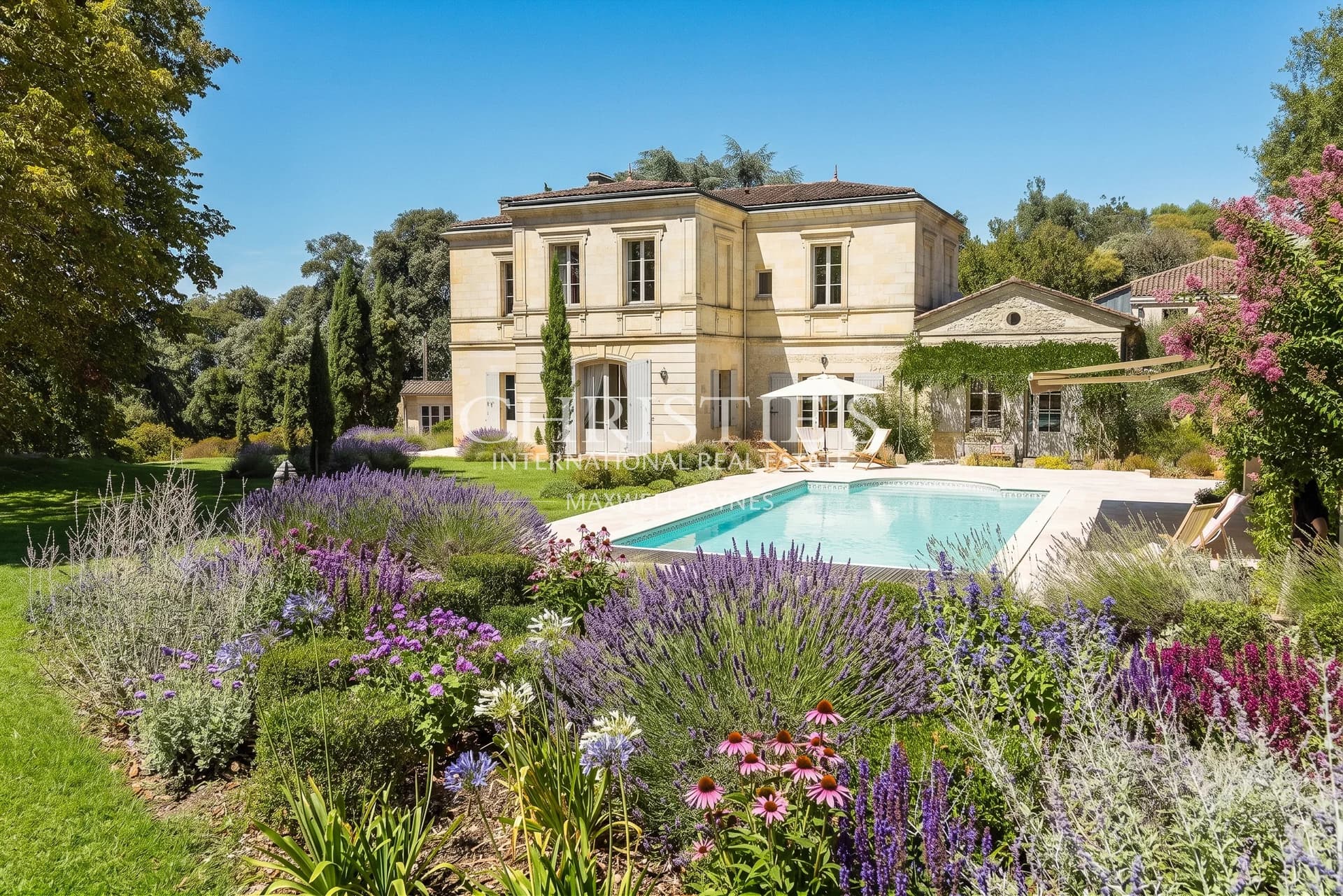 Bordeaux – Manor House with Exceptional Views, 2 ha of Private Grounds, just minutes from the city