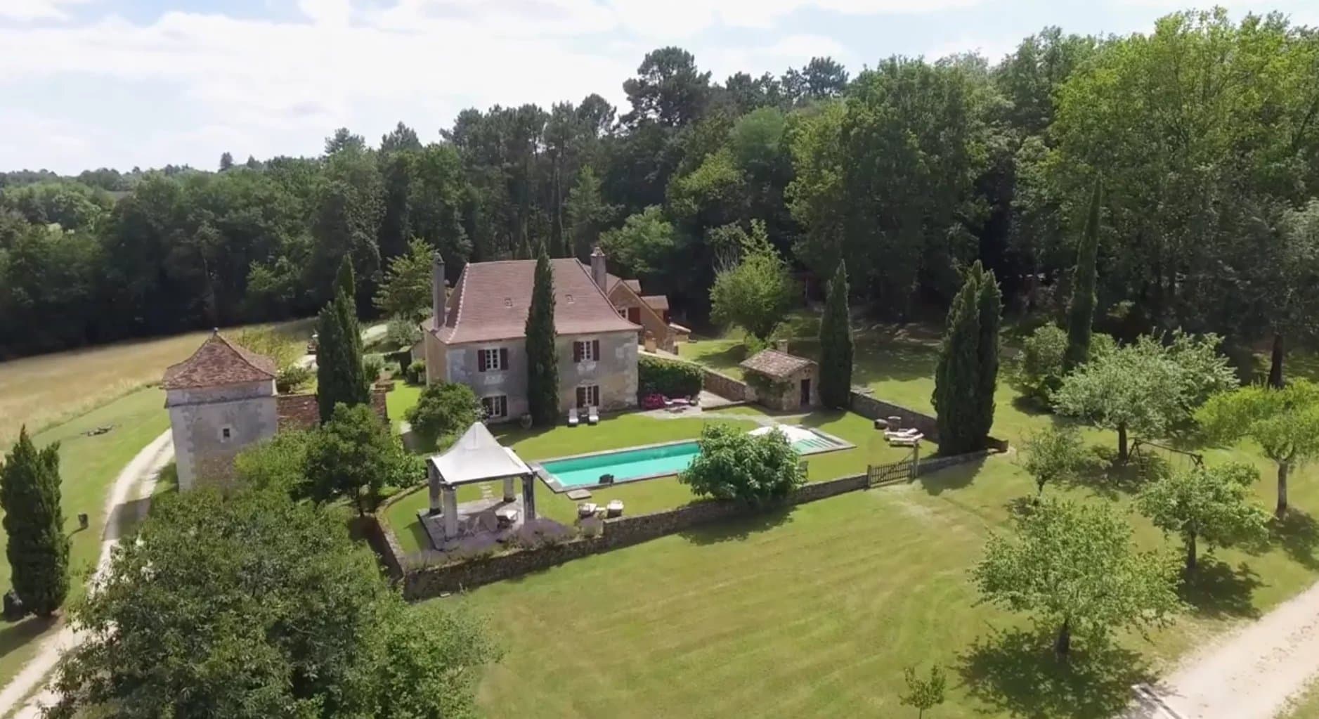 Domaine historique restauré + piscine et 10 hectares de terrain près de Bergerac