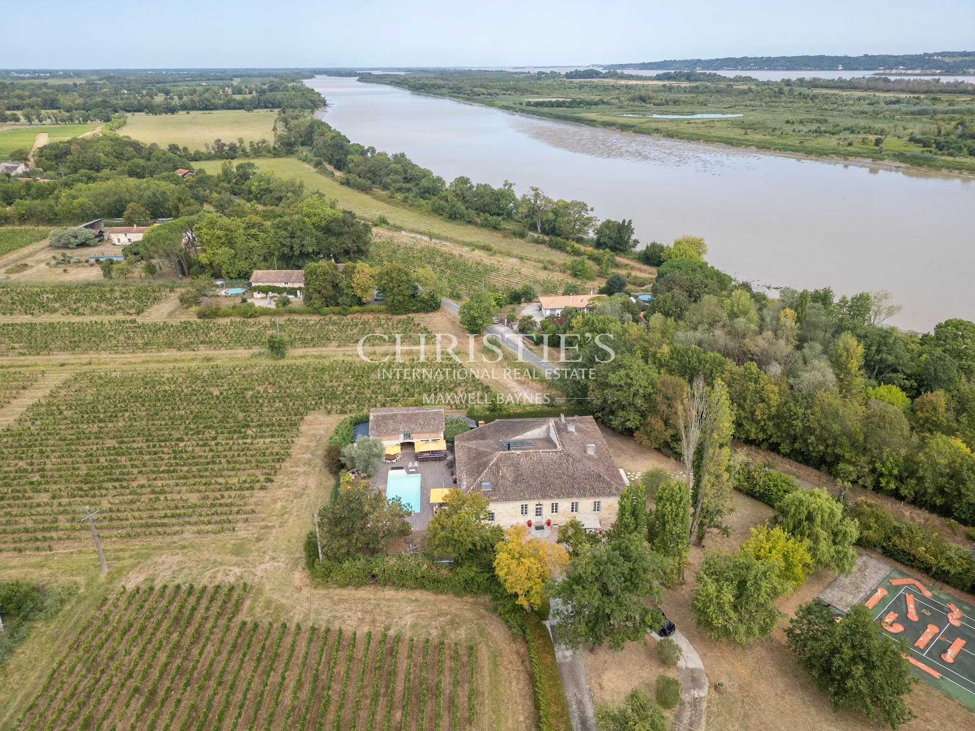 Propriété d’exception 470 m² avec vue vignobles – Dépendance – 30 min Bordeaux – Macau