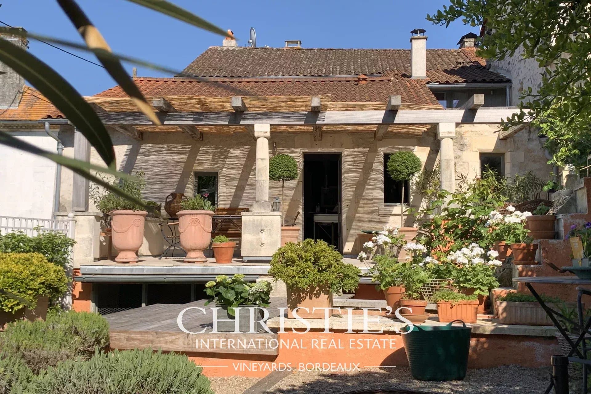 Exclusif : Maison de village luxueuse du XVIIe siècle soigneusement rénovée à Verteillac