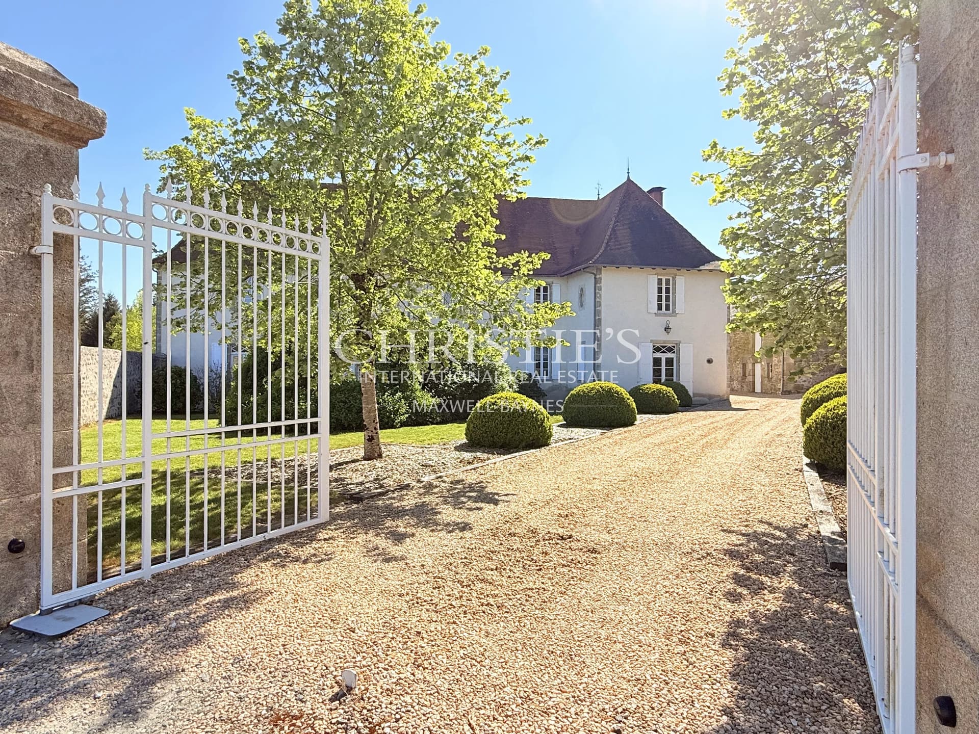 Demeure de caractère avec cour intérieure et parc – authenticité, volumes et qualité rare en Limousin