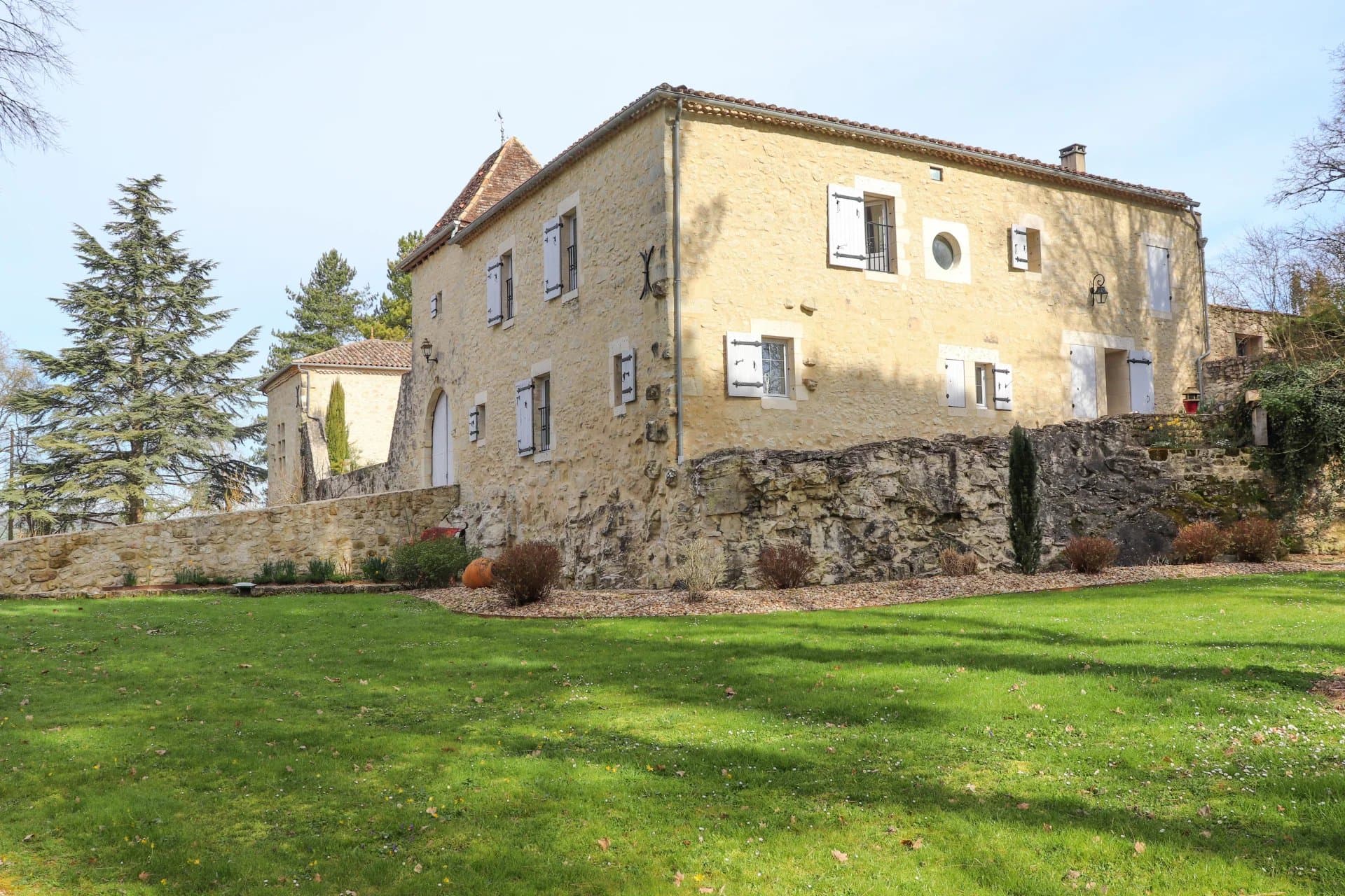Château et pavillon du gardien, avec piscine et jacuzzi, situés au sein de jardins faciles à entretenir.