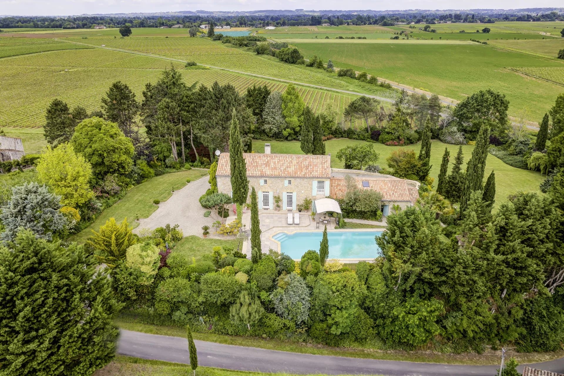Maison en pierre avec piscine et jardins exceptionnels près de Saint-Emilion