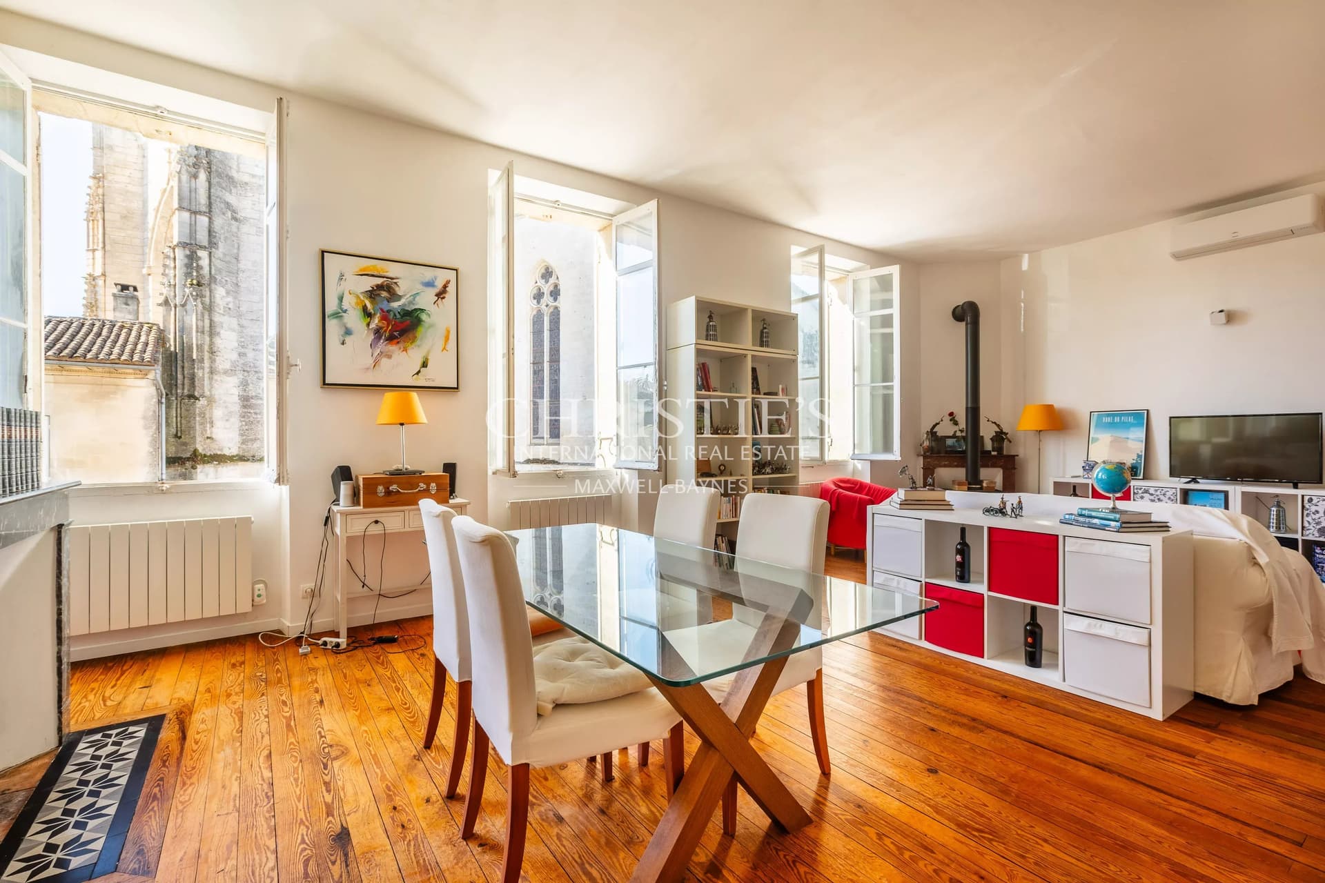 SAINT-EMILION : Immeuble commercial et habitation