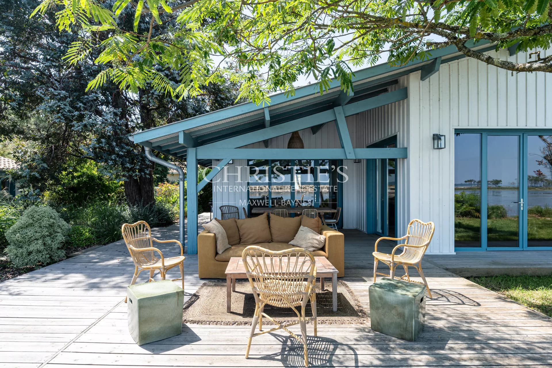 In the heart of Cap Ferret, beachfront property with 5 suites, overlooking the Mimbeau lagoon.