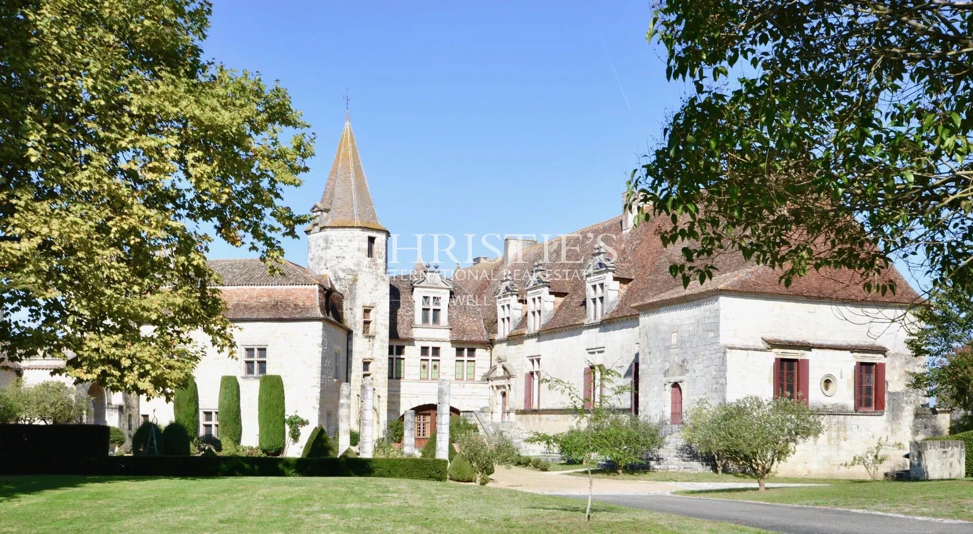 Château MH XVe siècle avec vue sur la campagne de la Dordogne