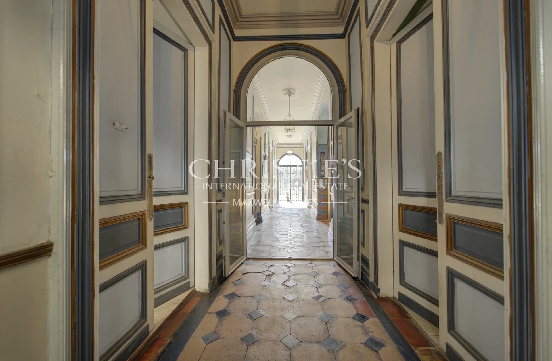 A stately home and its holiday cottage, in the heart of Castillon