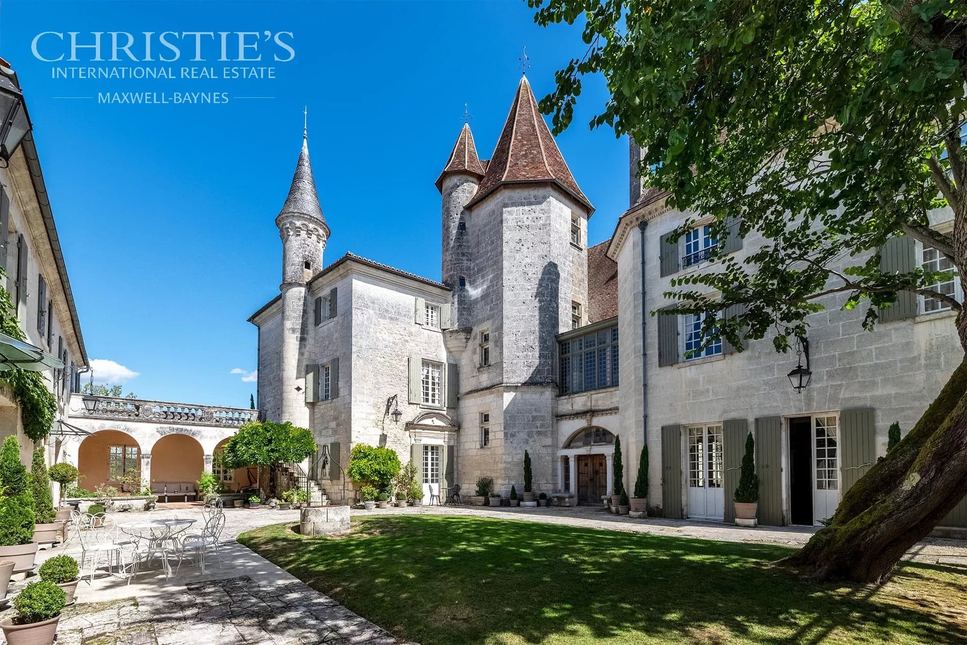 Magnifique château de village du XVe siècle digne d'un conte de fées, situé près de Brantôme, avec une vue exceptionnelle sur la campagne.
