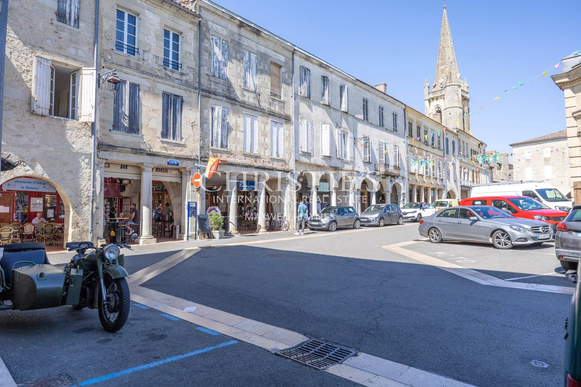La maison médiévale du village avec terrasse sur le toit ensoleillée