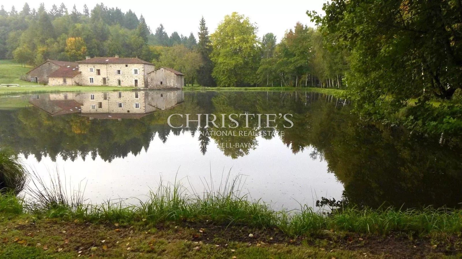 Belle propriété du 17ème siècle bénéficiant d'un environnement naturel exceptionnel près de Bussière-Badil à vendre