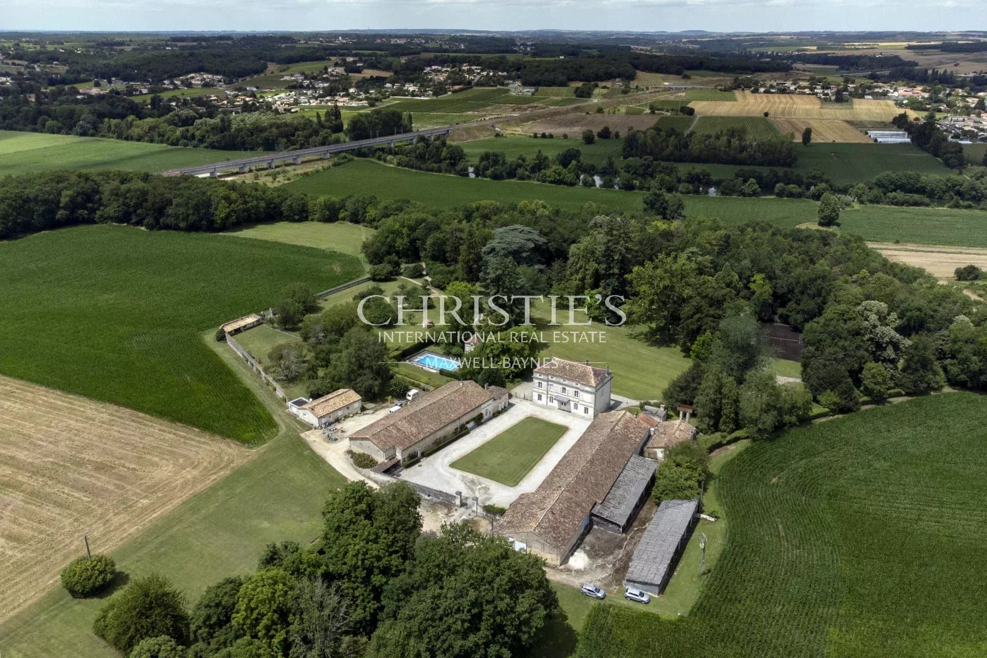 Angoulême - for sale Magnificent 60-hectares (147 acres) estate